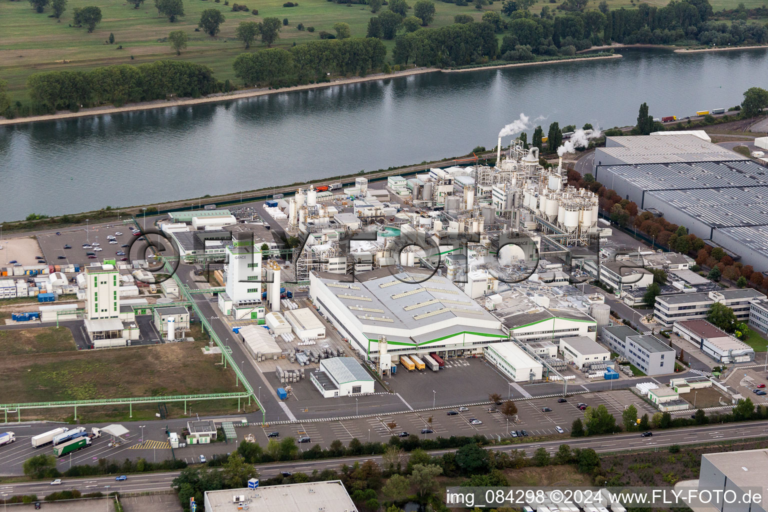 Vue aérienne de Bâtiments et installations de production sur le site de l'usine du producteur chimique Grace GmbH au bord du Rhin à Worms dans le département Rhénanie-Palatinat, Allemagne