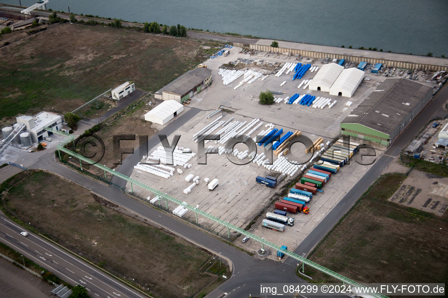 Vue d'oiseau de Zone industrielle nord du Rhin à Worms dans le département Rhénanie-Palatinat, Allemagne