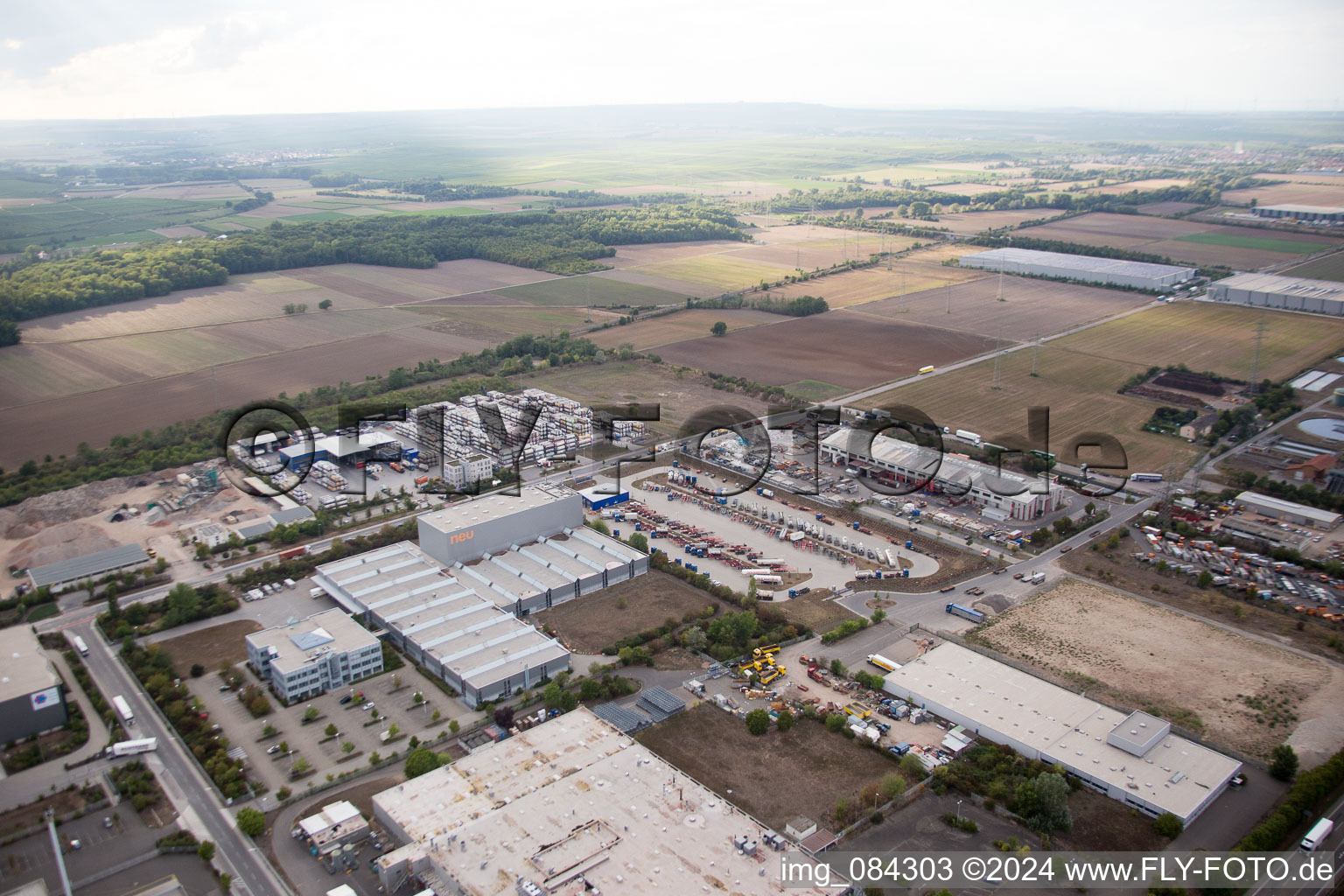 Vue d'oiseau de Zone industrielle Im Langgewan, société de transport Kube & Kubenz à Worms dans le département Rhénanie-Palatinat, Allemagne