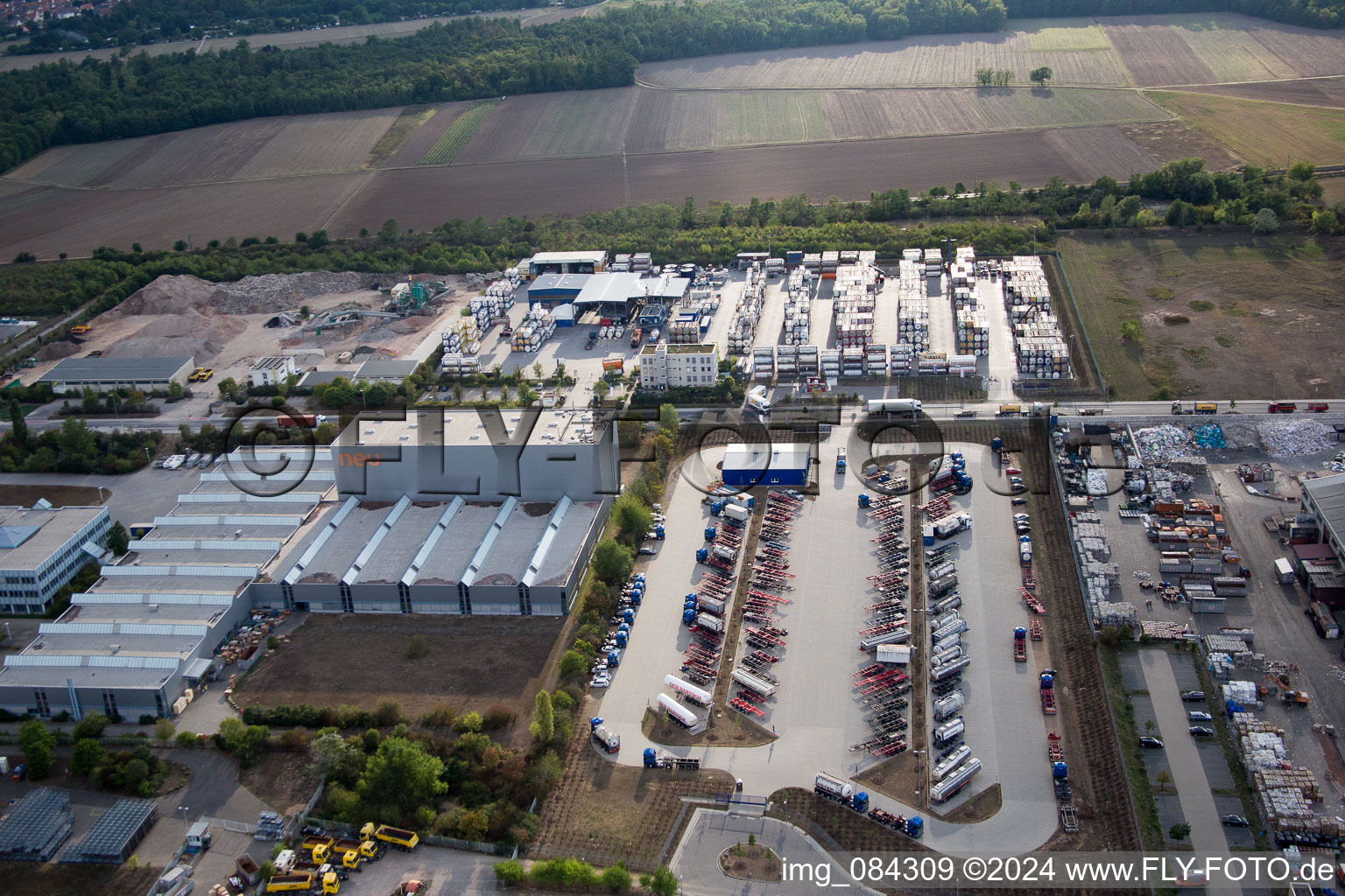 Zone industrielle Im Langgewan, société de transport Kube & Kubenz à Worms dans le département Rhénanie-Palatinat, Allemagne du point de vue du drone