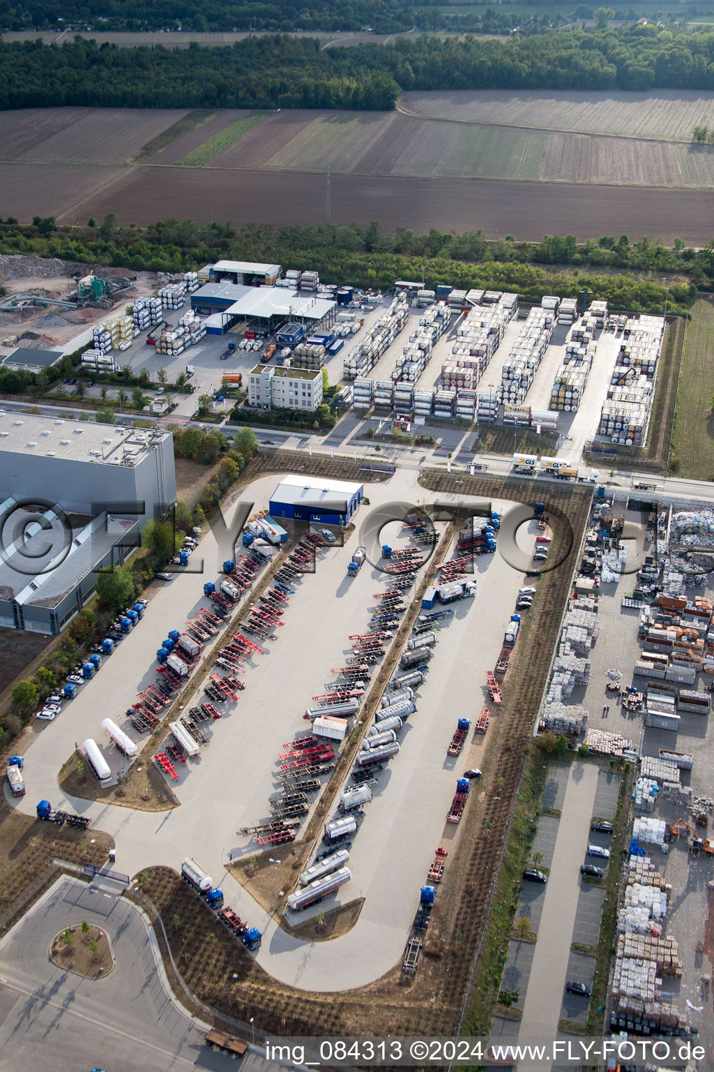 Zone industrielle Im Langgewan, société de transport Kube & Kubenz à Worms dans le département Rhénanie-Palatinat, Allemagne vu d'un drone