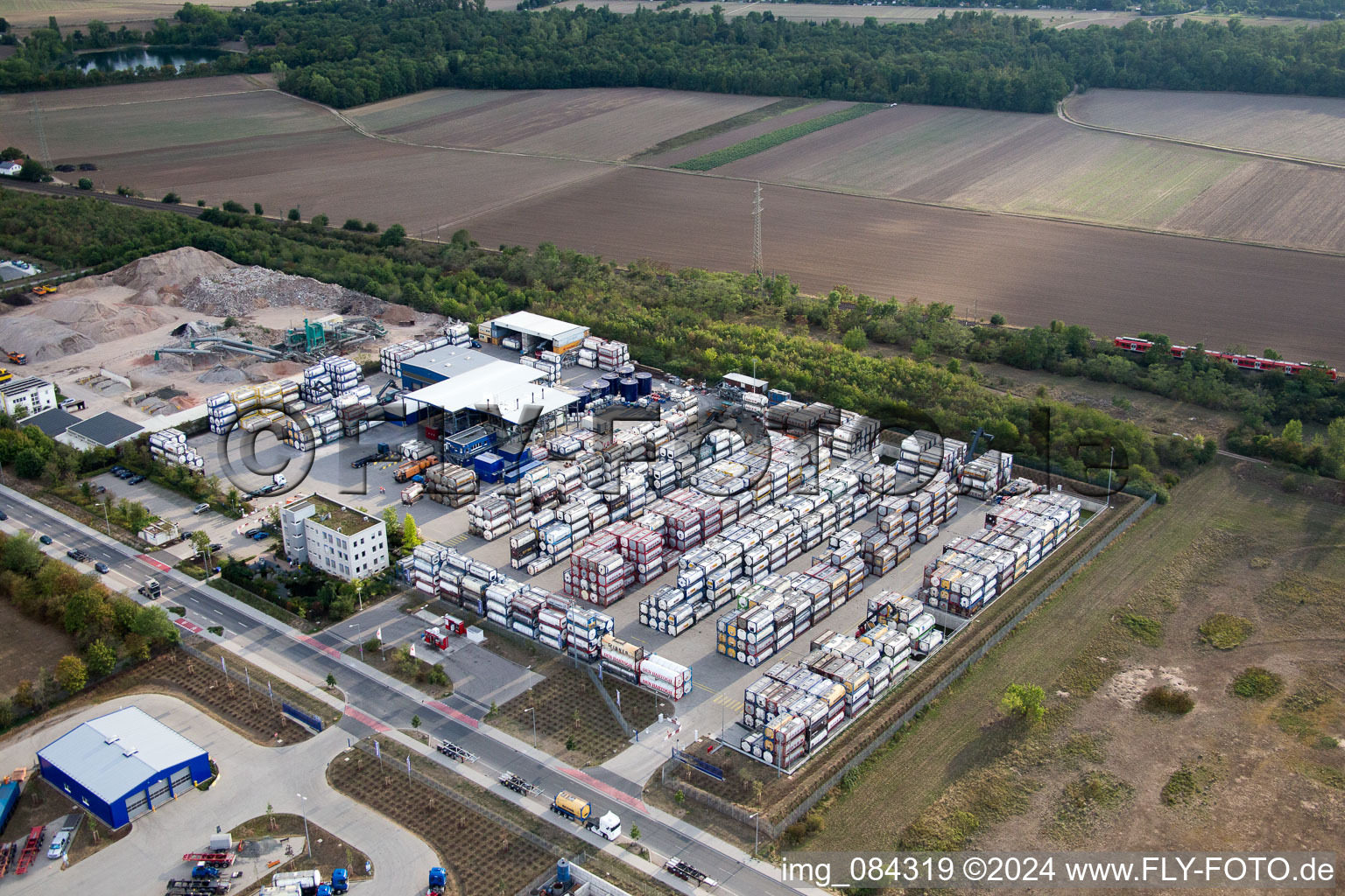 Vue oblique de Zone industrielle Im Langgewan, société de transport Kube & Kubenz à Worms dans le département Rhénanie-Palatinat, Allemagne