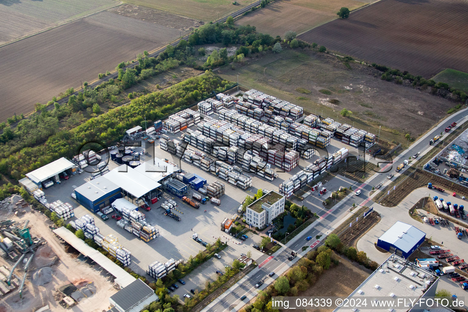 Entrepôts et bâtiments d'expédition Kube & Kubenz à Worms dans le département Rhénanie-Palatinat, Allemagne vue d'en haut