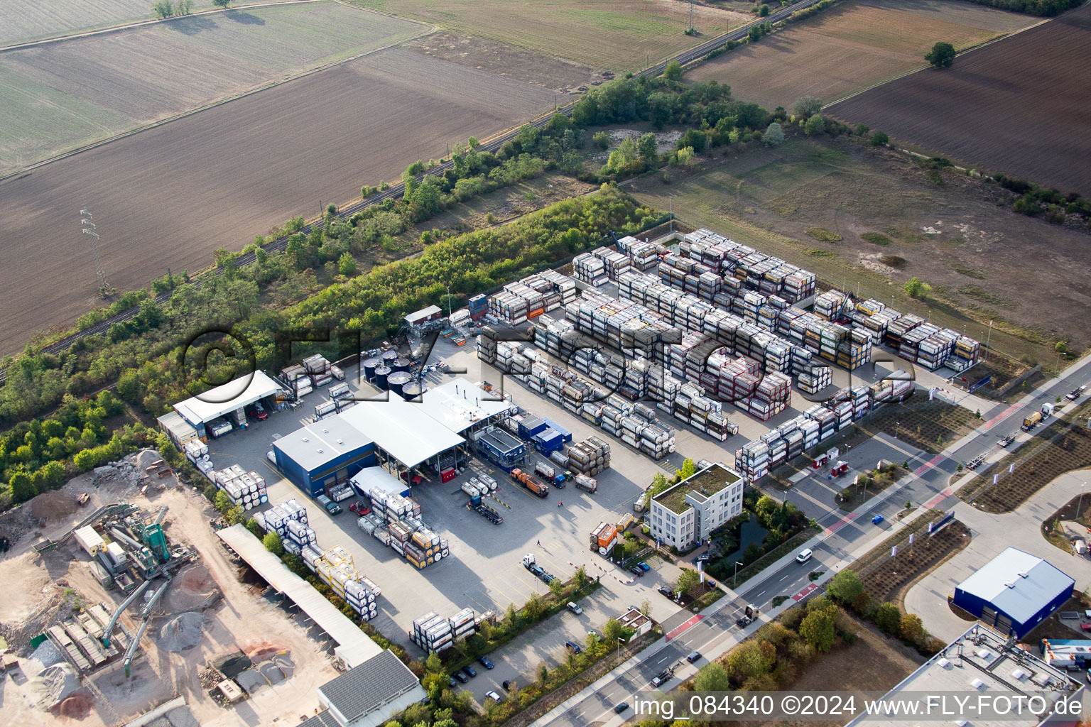 Vue d'oiseau de Zone industrielle Im Langgewan, société de transport Kube & Kubenz à Worms dans le département Rhénanie-Palatinat, Allemagne