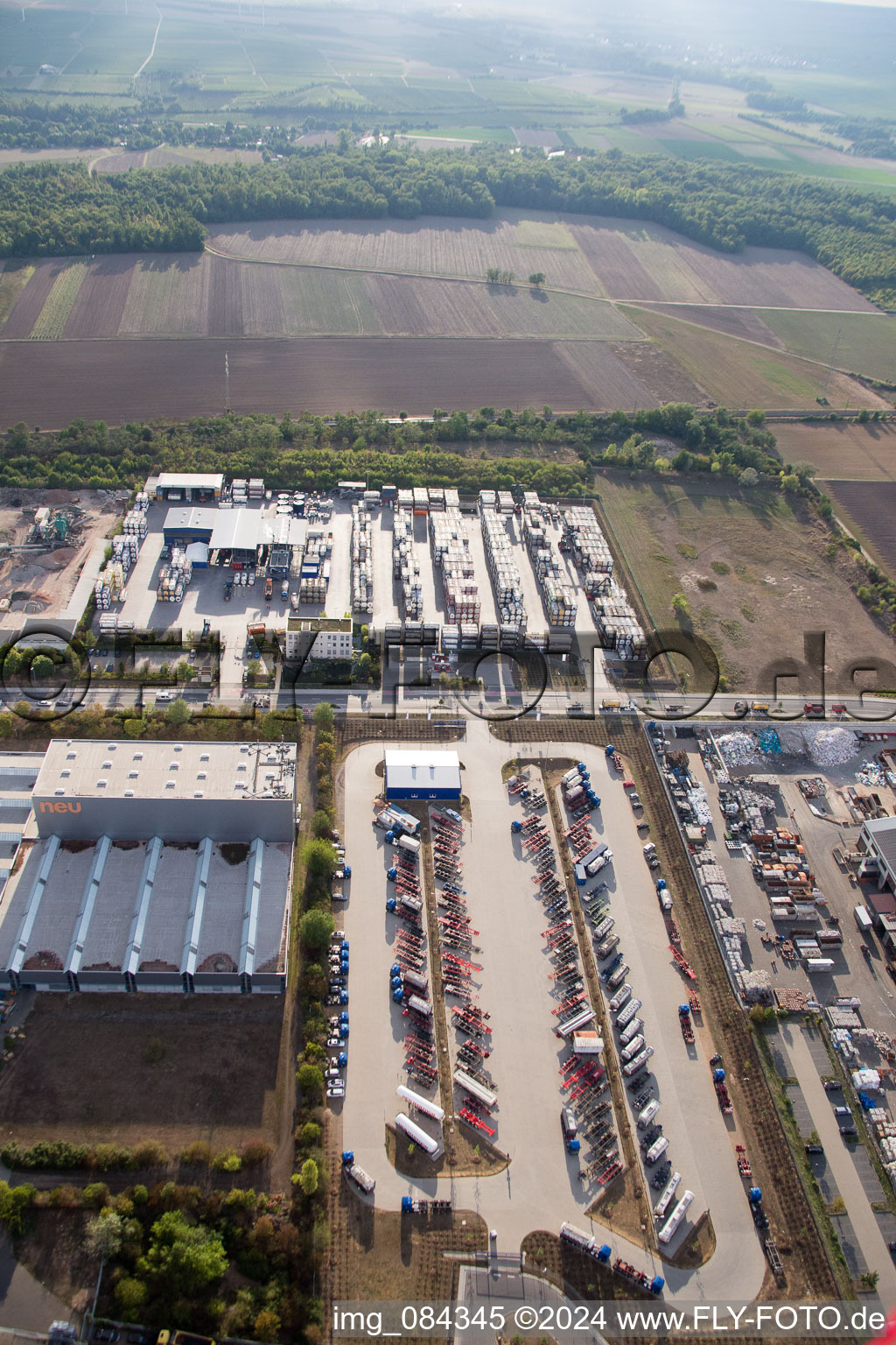 Enregistrement par drone de Zone industrielle Im Langgewan, société de transport Kube & Kubenz à Worms dans le département Rhénanie-Palatinat, Allemagne