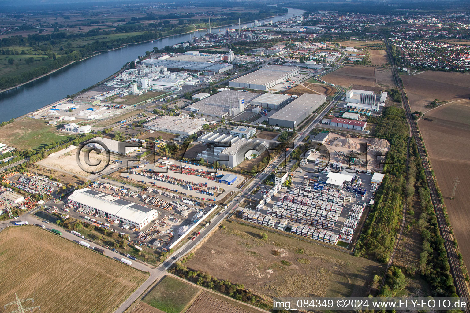 Entrepôts et bâtiments d'expédition Kube & Kubenz à Worms dans le département Rhénanie-Palatinat, Allemagne depuis l'avion