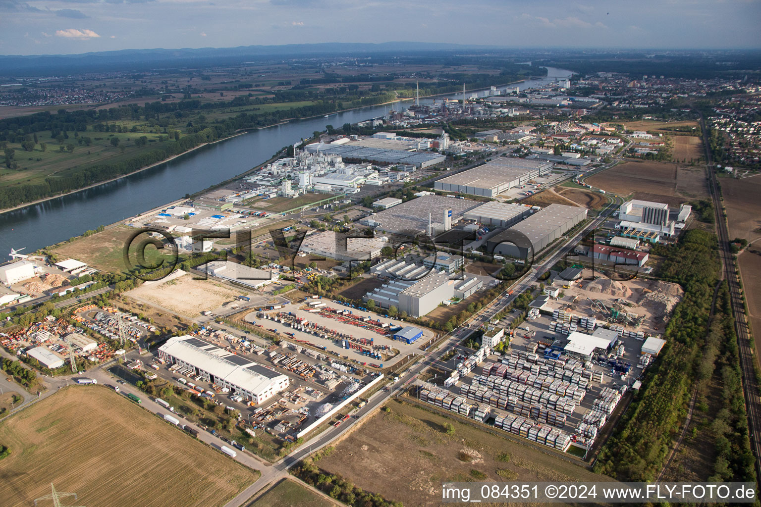 Zone industrielle Im Langgewan, société de transport Kube & Kubenz à Worms dans le département Rhénanie-Palatinat, Allemagne vu d'un drone