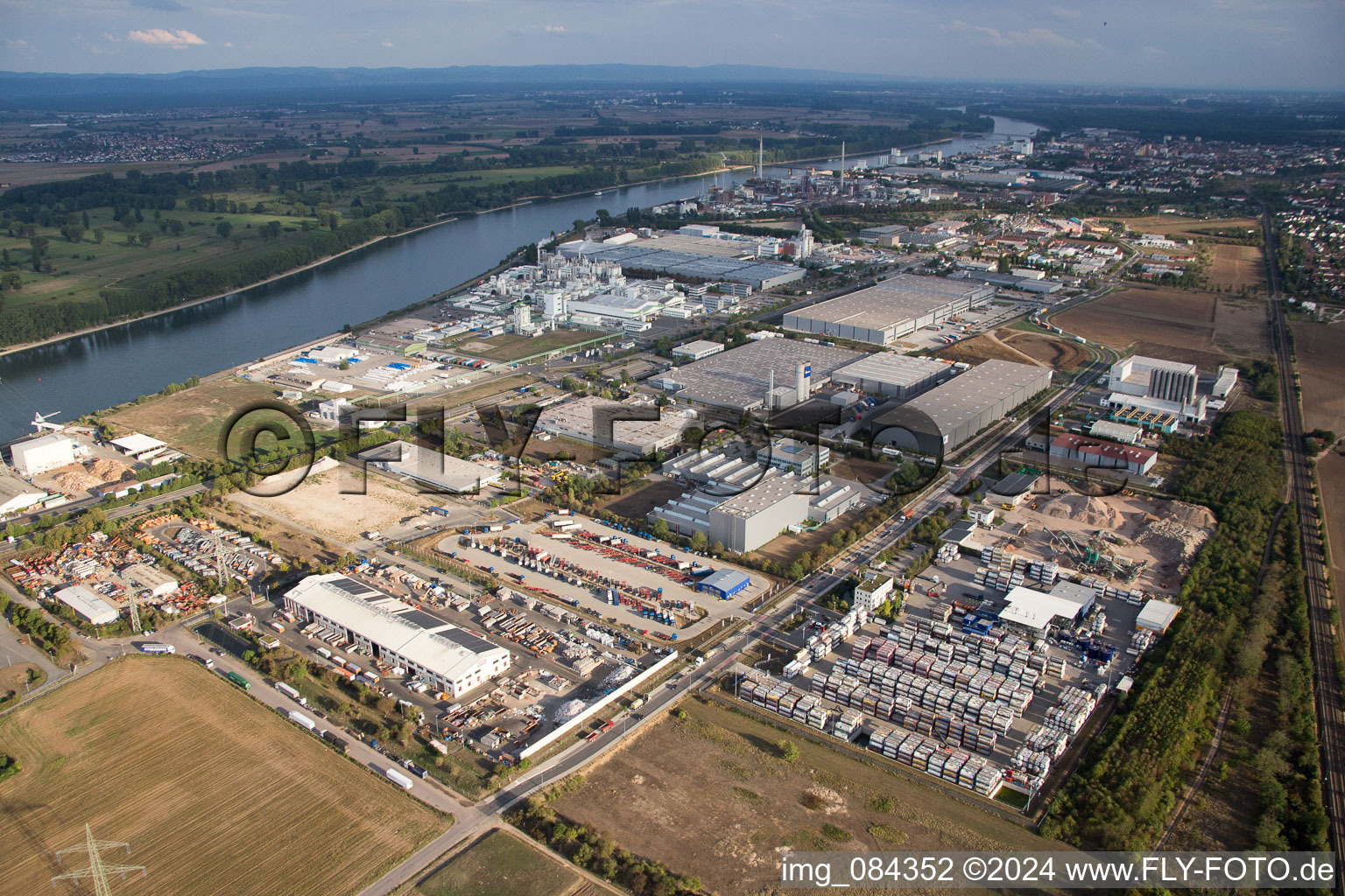 Vue aérienne de Zone industrielle Im Langgewan, société de transport Kube & Kubenz à Worms dans le département Rhénanie-Palatinat, Allemagne