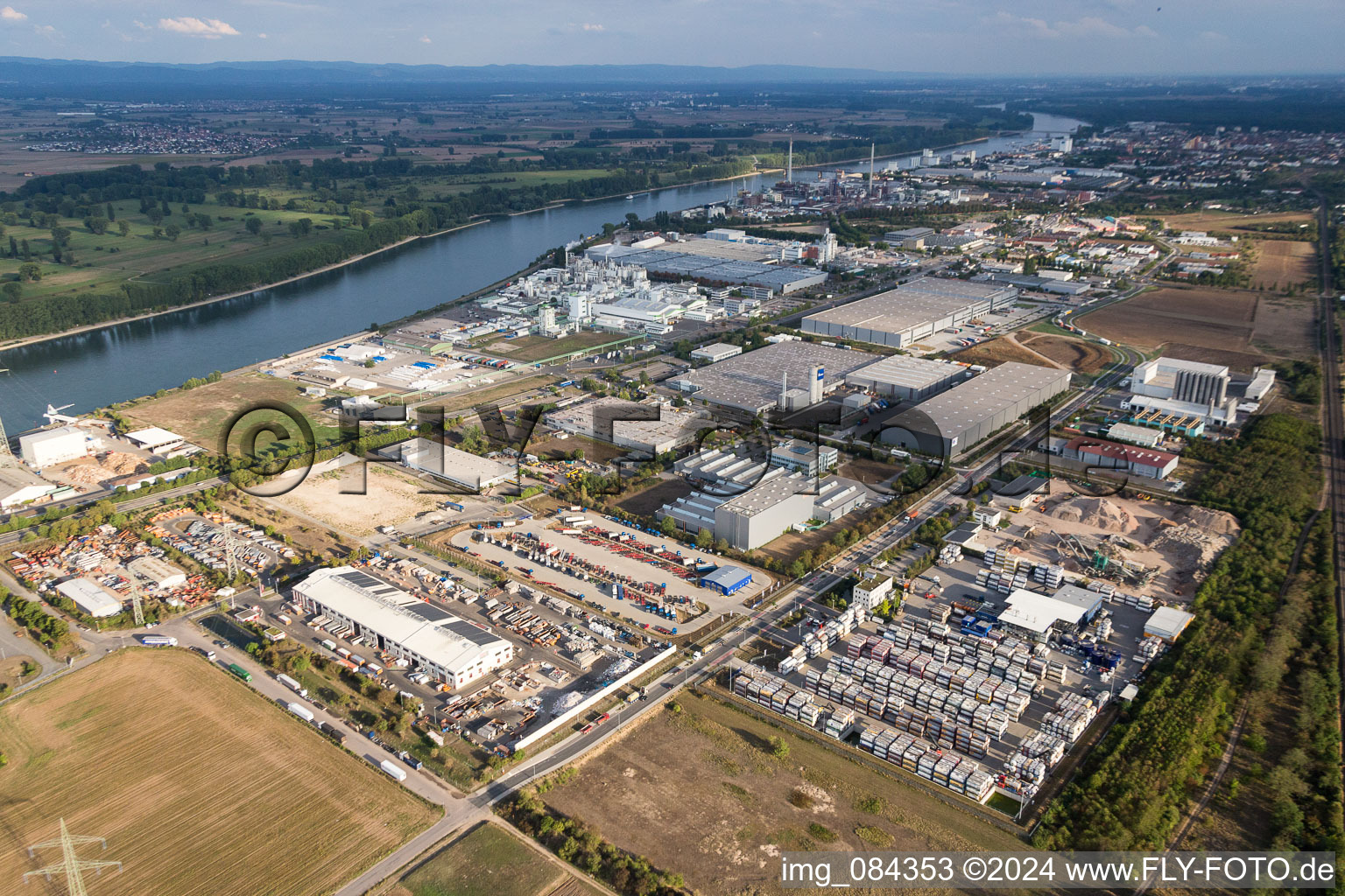 Vue aérienne de Installations techniques dans la zone industrielle Im Langgewann au bord du Rhin à Worms dans le département Rhénanie-Palatinat, Allemagne