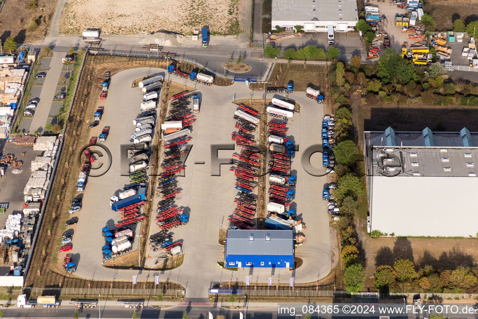 Vue aérienne de Centre logistique sur le terrain de la compagnie maritime Kube & Kubenz dans la zone industrielle d'Im Langgewann à Worms dans le département Rhénanie-Palatinat, Allemagne