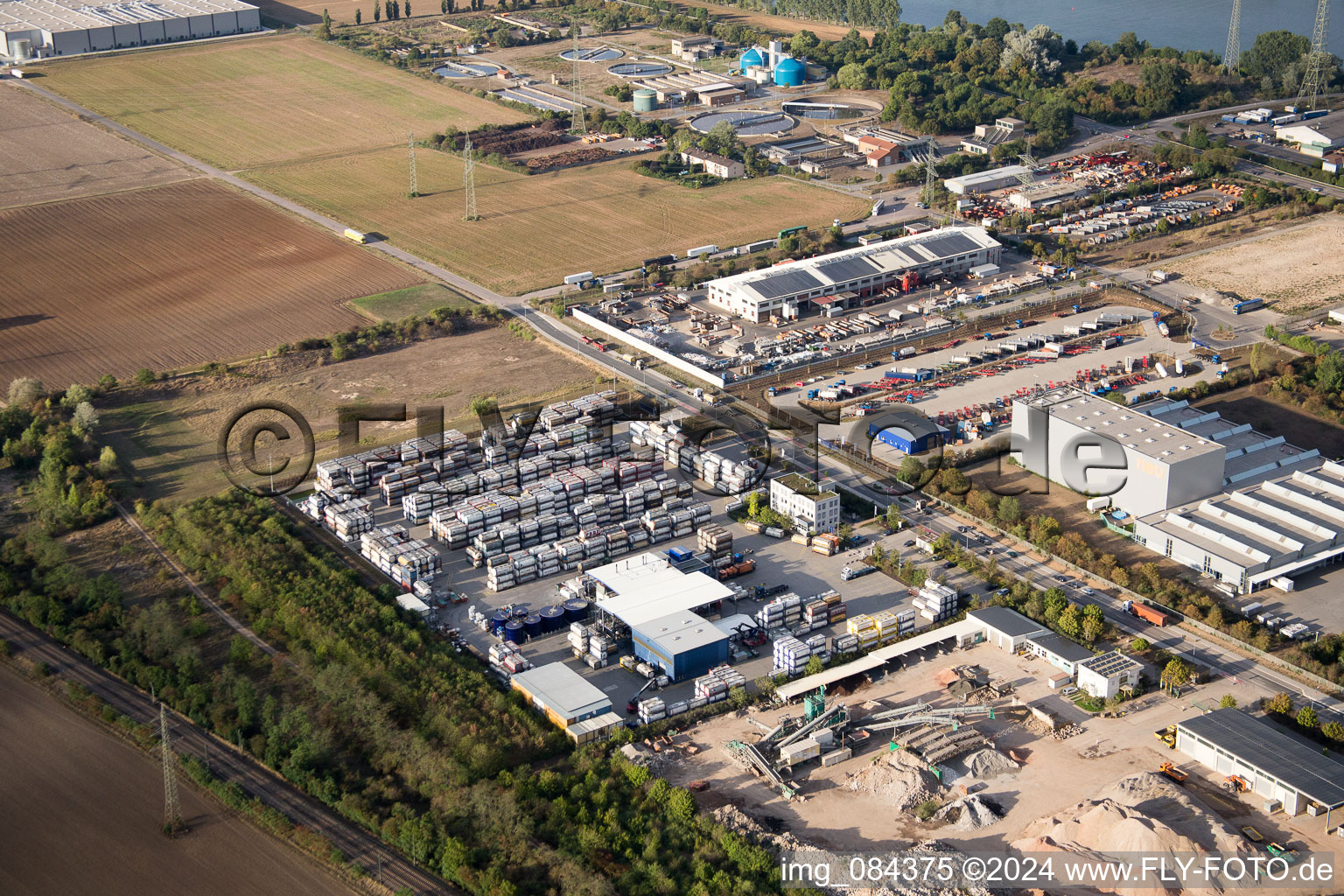 Zone industrielle Im Langgewan, société de transport Kube & Kubenz à Worms dans le département Rhénanie-Palatinat, Allemagne du point de vue du drone