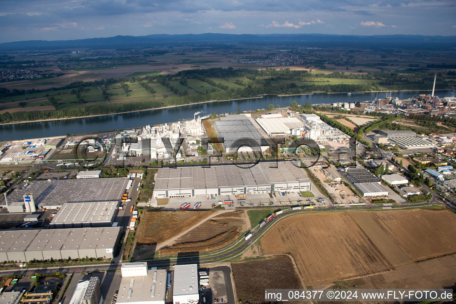 Vue aérienne de Zone industrielle nord du Rhin à le quartier Herrnsheim in Worms dans le département Rhénanie-Palatinat, Allemagne