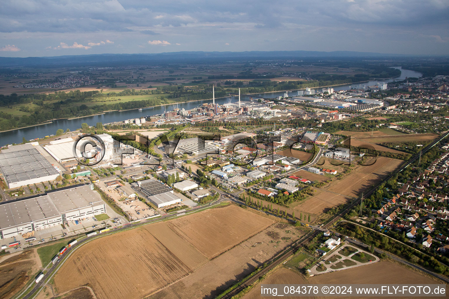 Zone industrielle nord du Rhin à Worms dans le département Rhénanie-Palatinat, Allemagne d'un drone