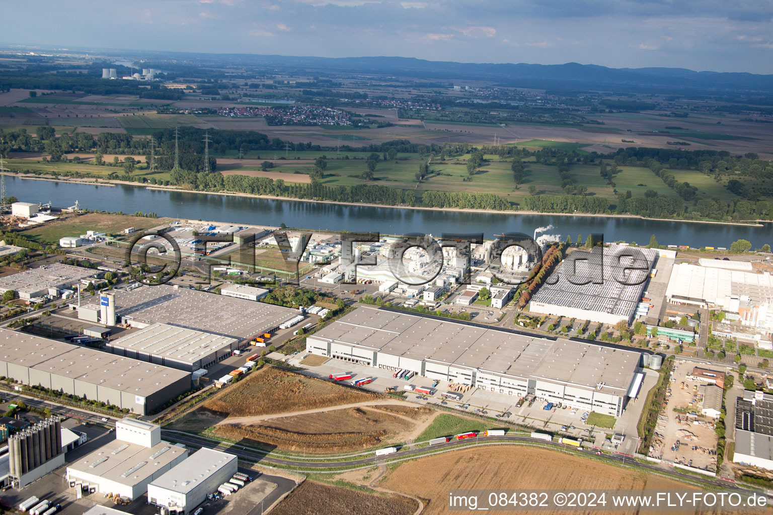 Vue aérienne de Zone industrielle nord du Rhin à Worms dans le département Rhénanie-Palatinat, Allemagne