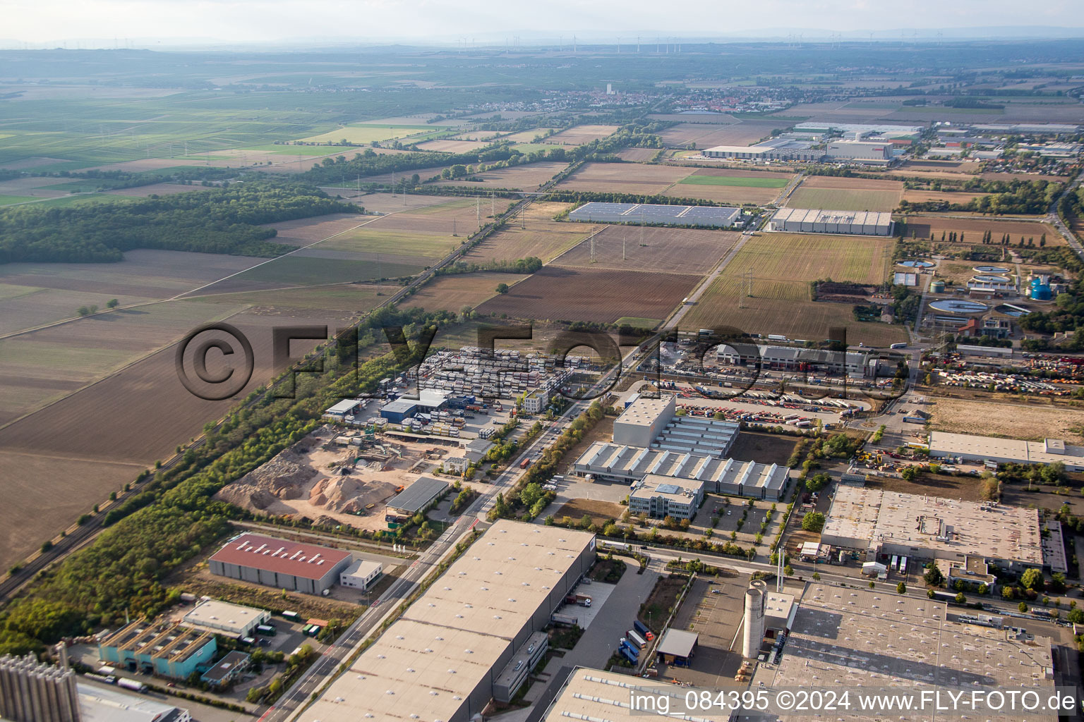 Vue aérienne de Installations de raffinage et systèmes de canalisations chez le producteur d'huile minérale ROWE Mineralölwerk GmbH à Worms dans le département Rhénanie-Palatinat, Allemagne