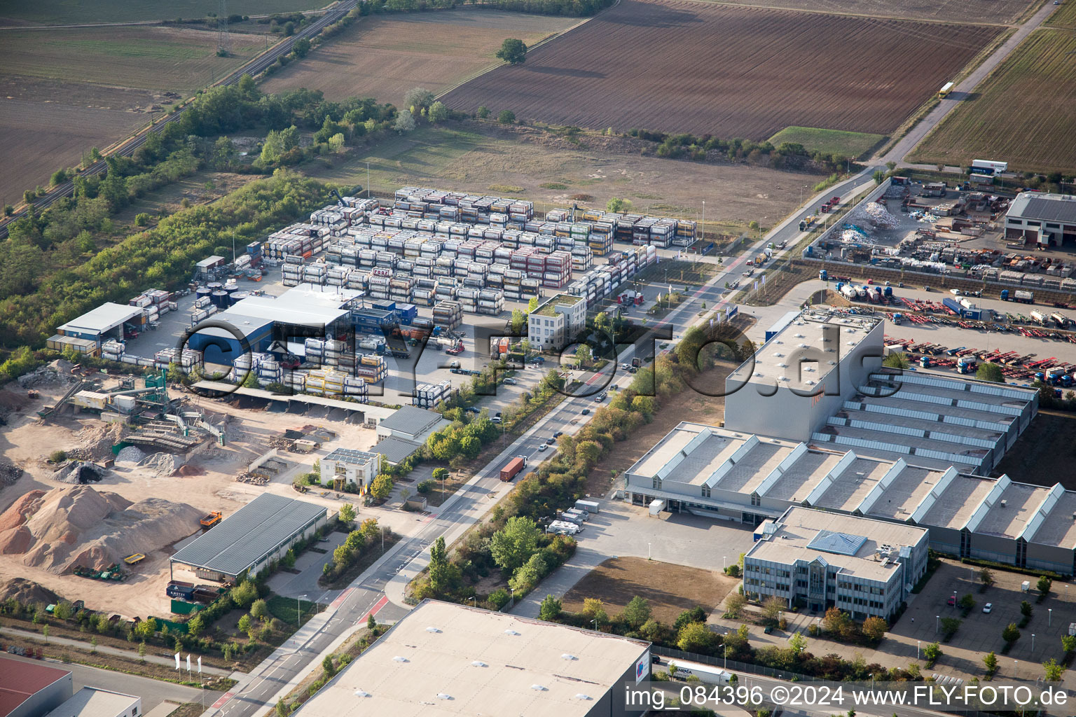 Vue aérienne de Zone industrielle Im Langgewan, société de transport Kube & Kubenz à Worms dans le département Rhénanie-Palatinat, Allemagne