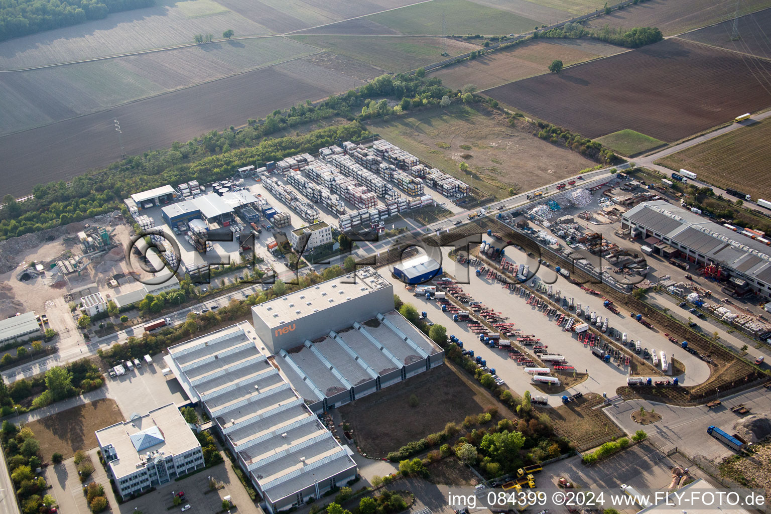 Vue oblique de Zone industrielle Im Langgewan, société de transport Kube & Kubenz à Worms dans le département Rhénanie-Palatinat, Allemagne