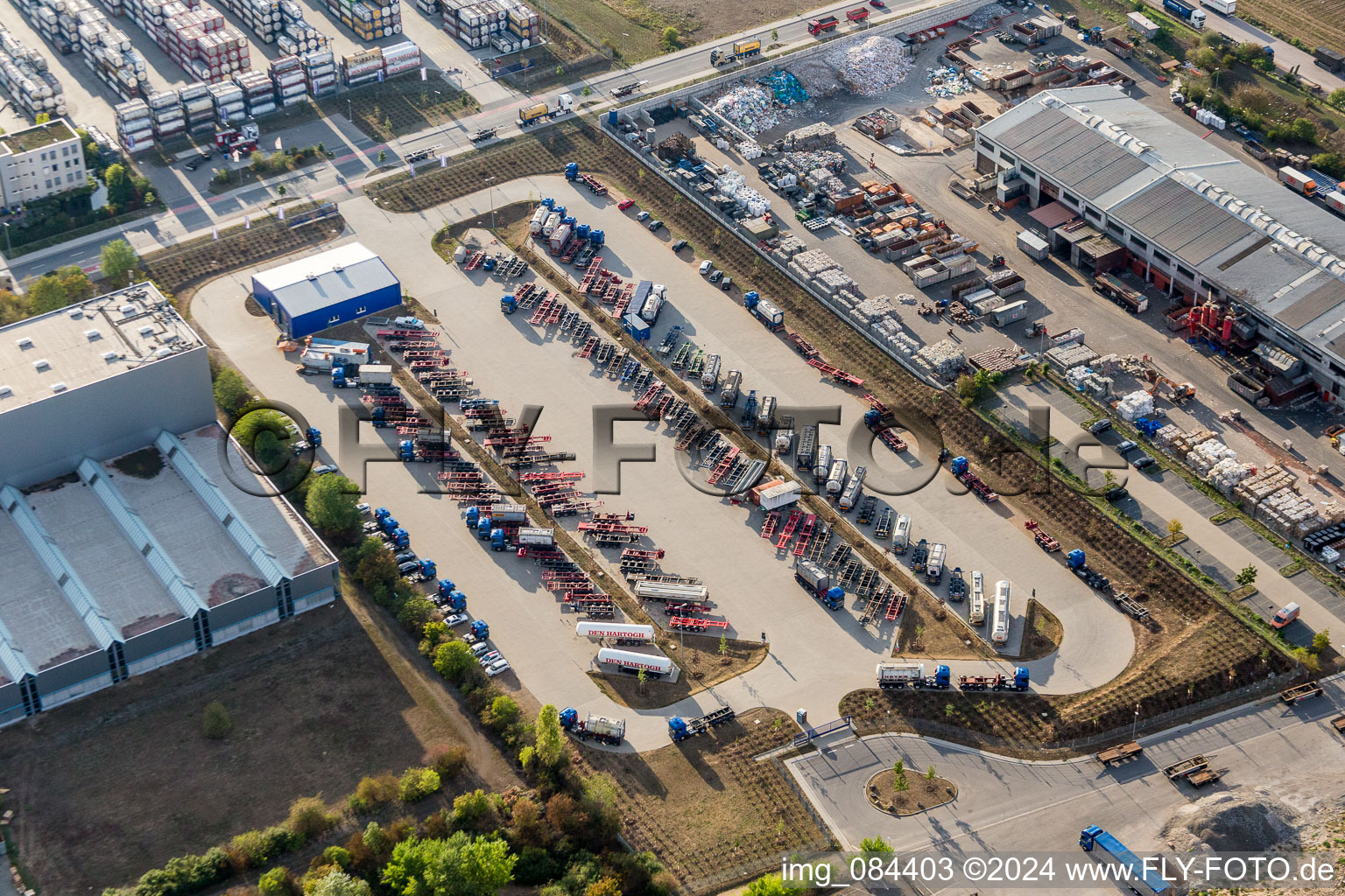 Photographie aérienne de Centre logistique sur le terrain de la compagnie maritime Kube & Kubenz dans la zone industrielle d'Im Langgewann à Worms dans le département Rhénanie-Palatinat, Allemagne