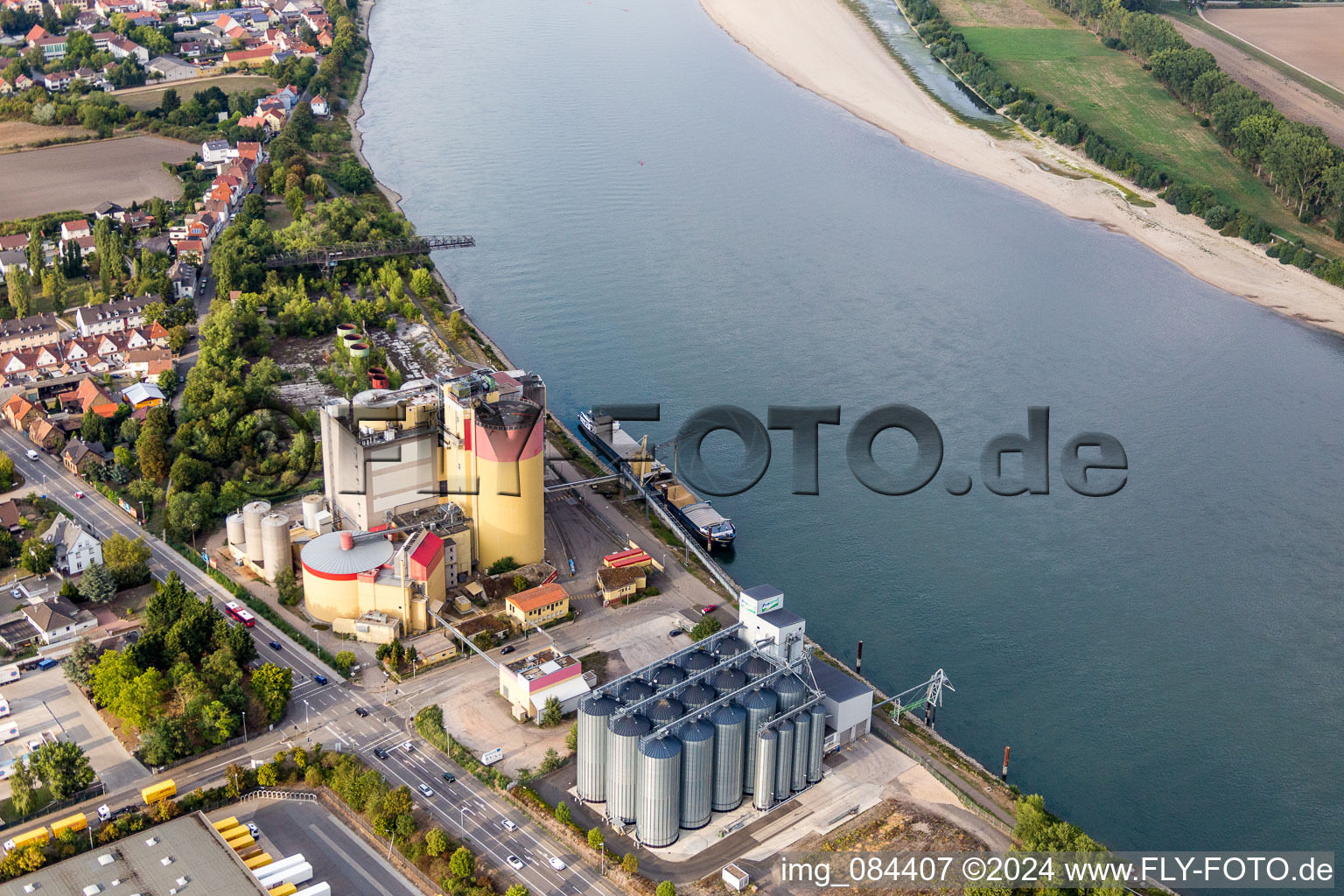 Vue aérienne de Silos hauts et stockage de céréales avec entrepôts adjacents de la société Proland Agrarhandel GmbH au bord du Rhin à le quartier Rheindürkheim in Worms dans le département Rhénanie-Palatinat, Allemagne