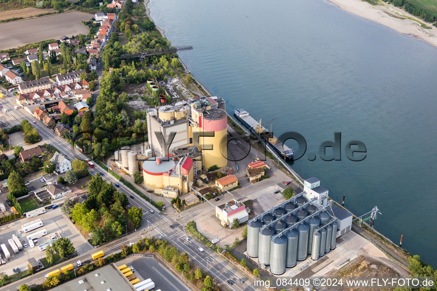 Vue aérienne de Locaux de l'usine Bamberger Mälzerei Beteiligungs GmbH Worms en Rheindürkheim à le quartier Rheindürkheim in Worms dans le département Rhénanie-Palatinat, Allemagne