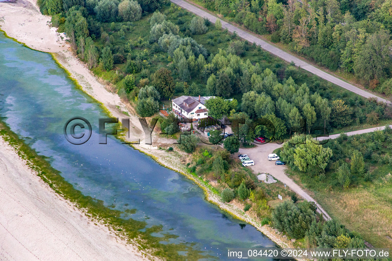 Vue aérienne de Vers le ferry du Rhin Norheim à le quartier Nordheim in Biblis dans le département Hesse, Allemagne