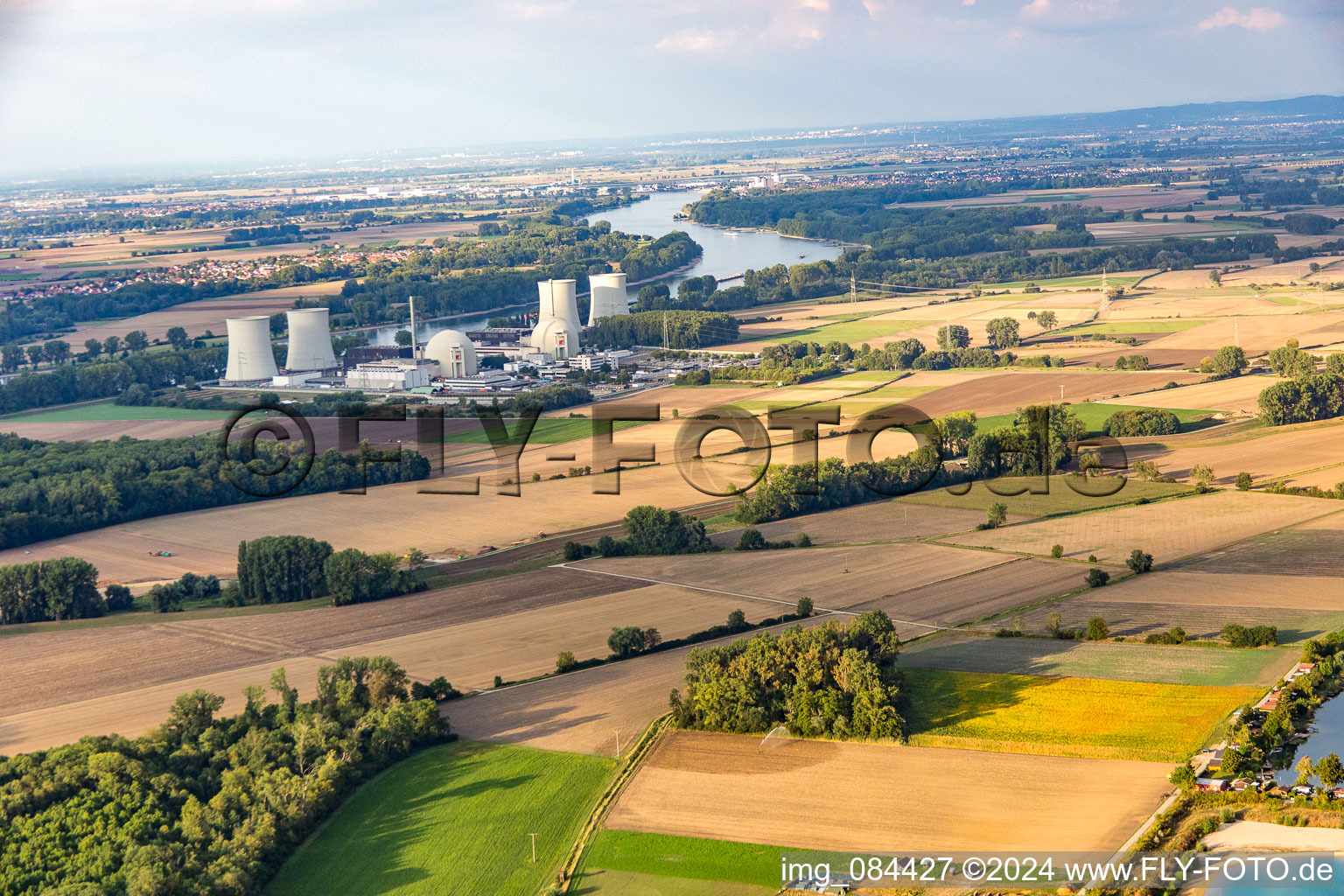 Photographie aérienne de Blocs réacteurs, structures de tours de refroidissement et installations de la centrale nucléaire - centrale nucléaire - centrale nucléaire à Biblis dans le département Hesse, Allemagne