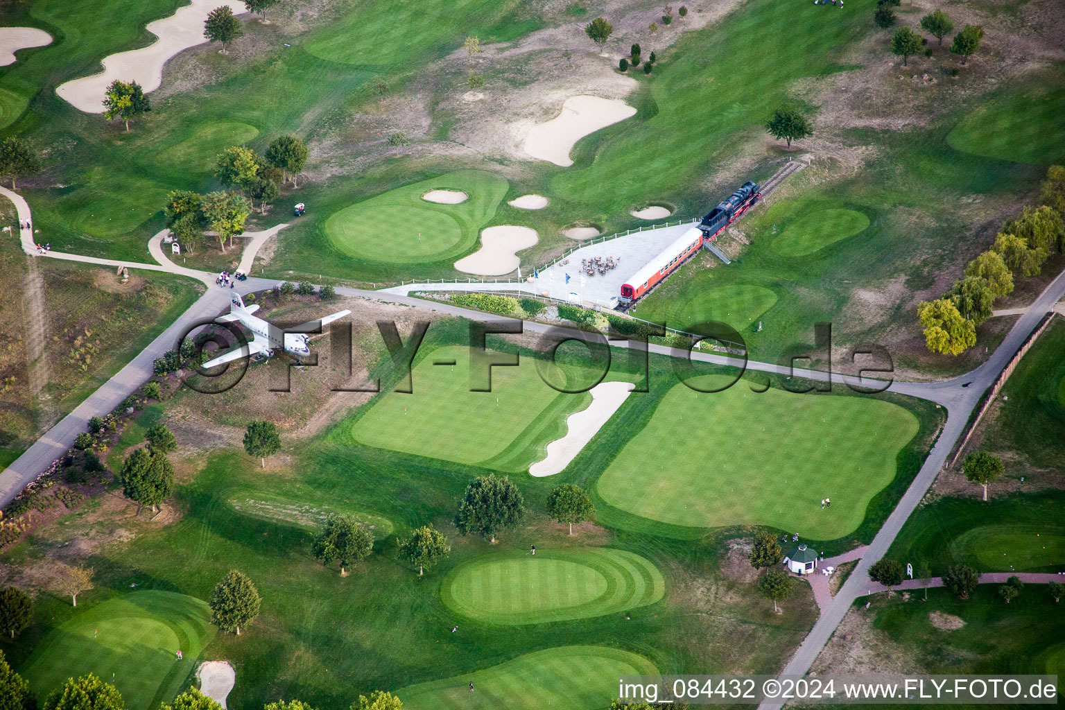 Vue aérienne de Zone du Golfpark Biblis-Wattenheim avec un aérodrome exposé et un ancien train à vapeur dans le quartier de Wattenheim à le quartier Nordheim in Biblis dans le département Hesse, Allemagne