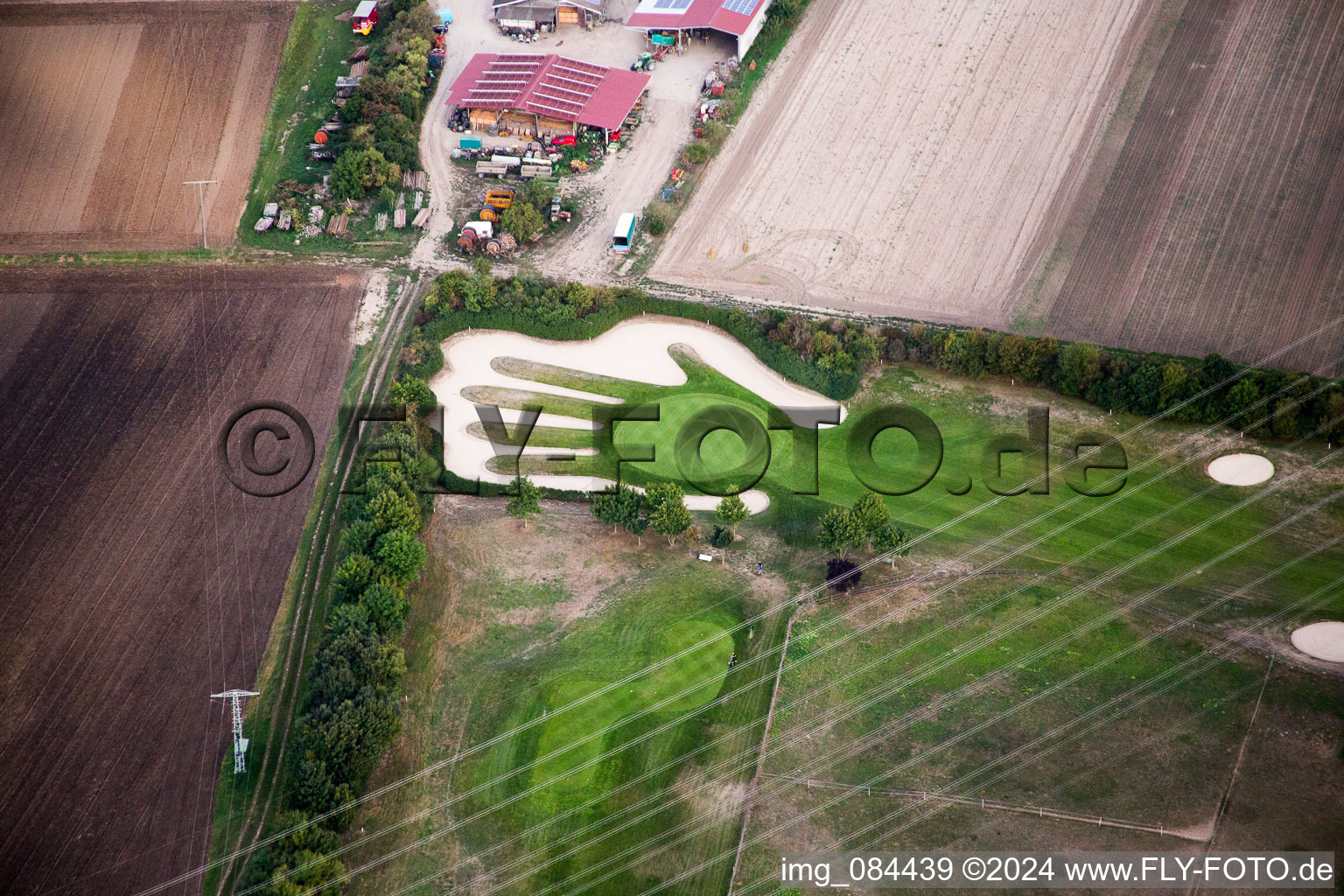 Vue aérienne de Terrain du golf Golfpark Biblis-Wattenheim avec pelouse en forme de main à Biblis à le quartier Hofheim in Lampertheim dans le département Hesse, Allemagne