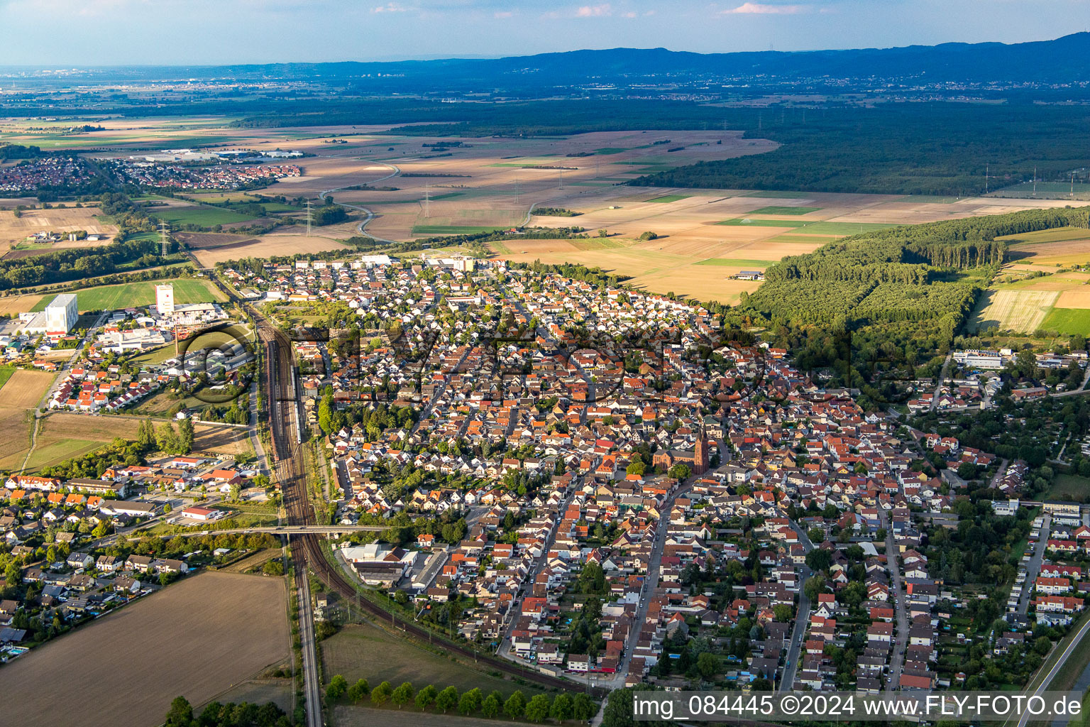 Photographie aérienne de Vue des rues et des maisons des quartiers résidentiels à Biblis dans le département Hesse, Allemagne