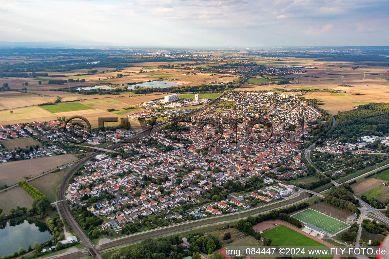 Vue oblique de Vue des rues et des maisons des quartiers résidentiels à Biblis dans le département Hesse, Allemagne