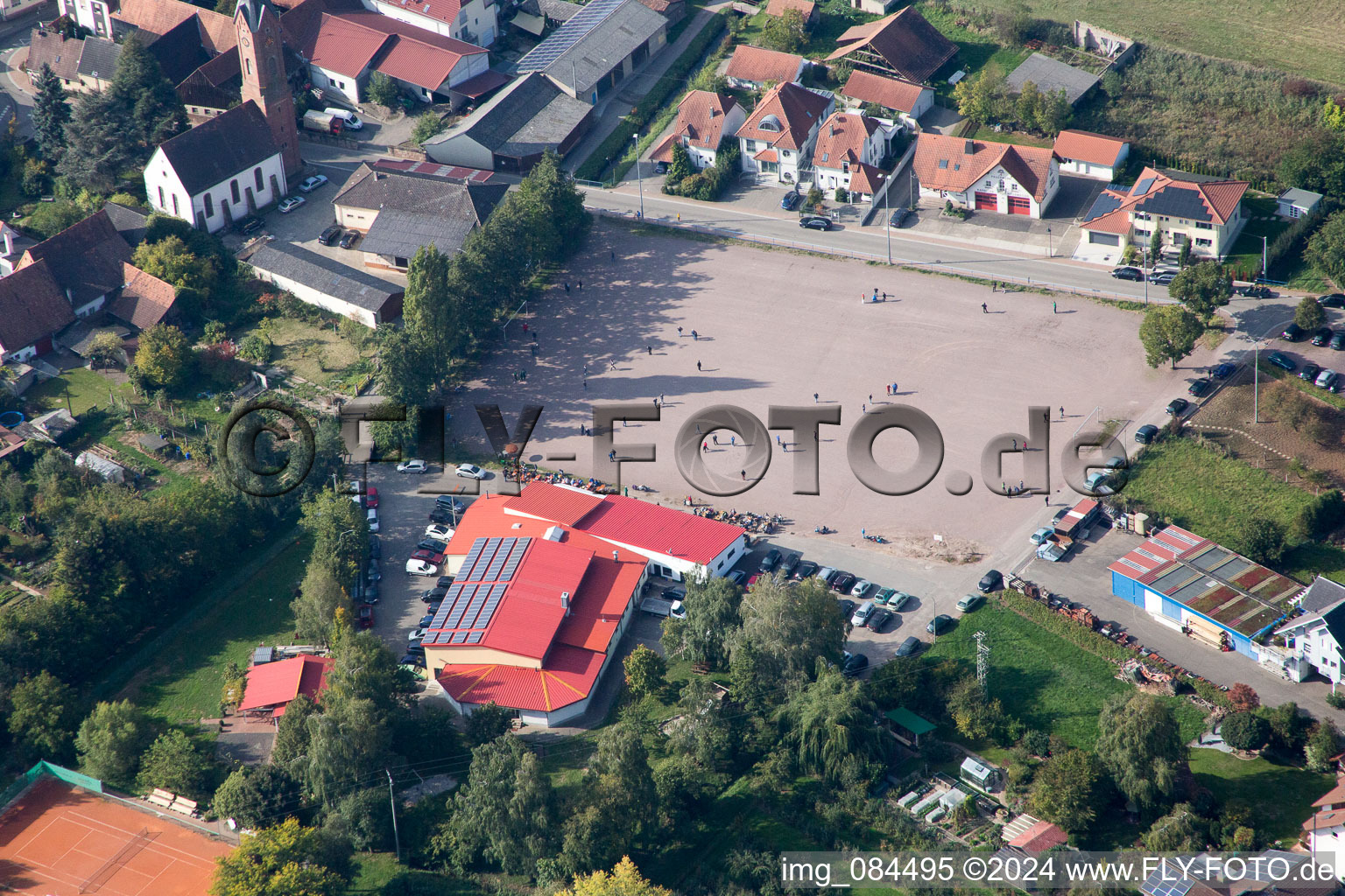 Vue aérienne de Champ de foire à le quartier Drusweiler in Kapellen-Drusweiler dans le département Rhénanie-Palatinat, Allemagne