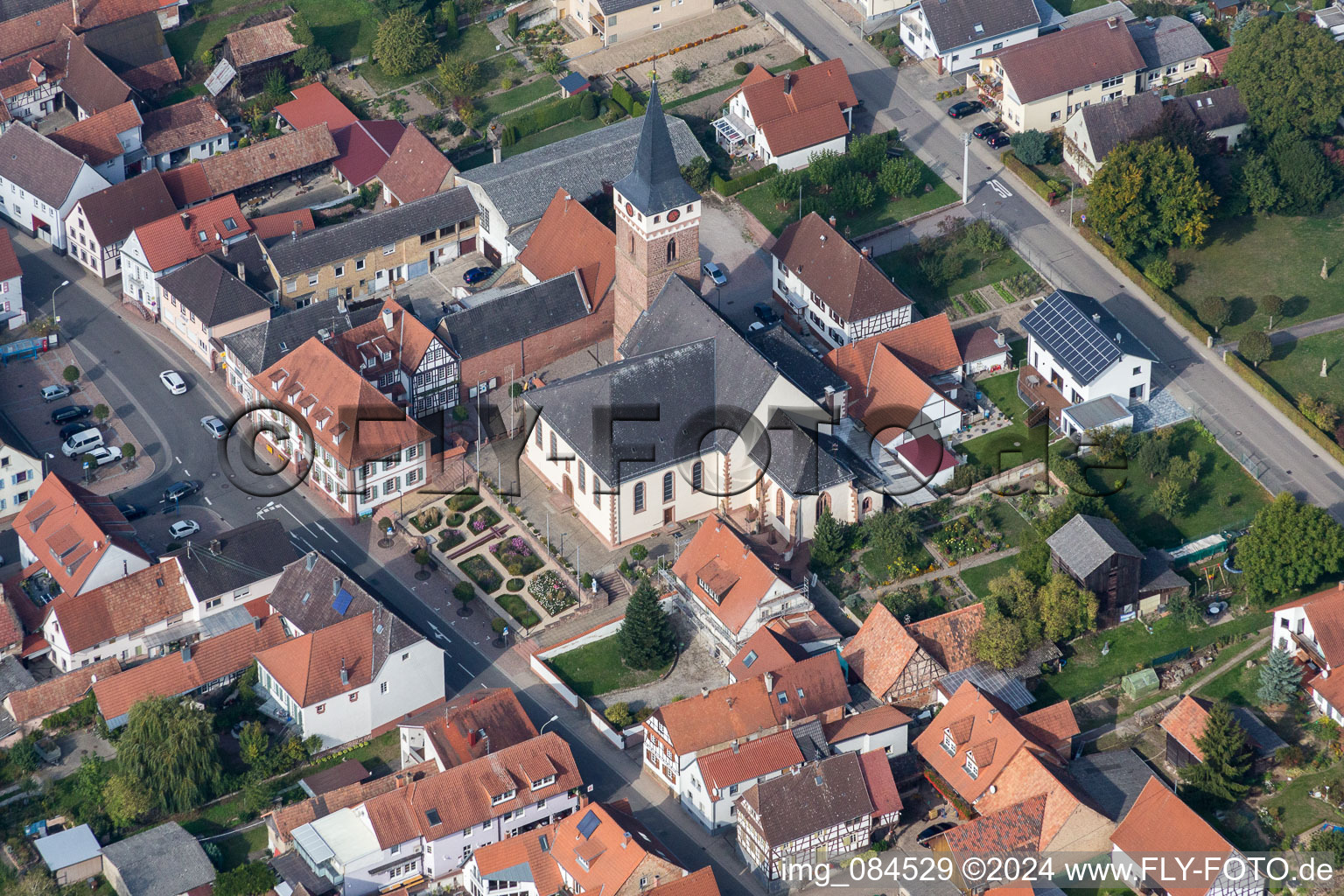 Vue aérienne de Bâtiment d'église au centre du village à le quartier Schaidt in Wörth am Rhein dans le département Rhénanie-Palatinat, Allemagne