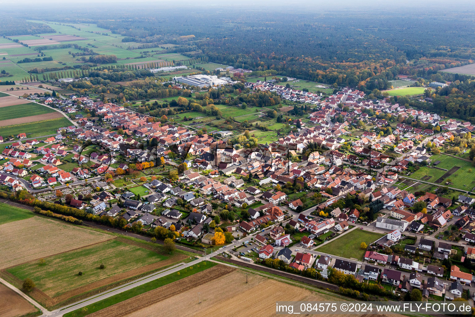 Vue aérienne de Vue des rues et des maisons des quartiers résidentiels à le quartier Schaidt in Wörth am Rhein dans le département Rhénanie-Palatinat, Allemagne