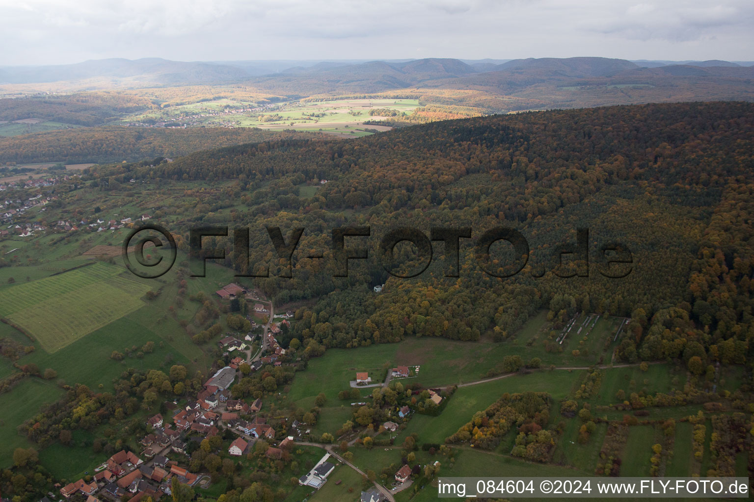 Vue d'oiseau de Mitschdorf dans le département Bas Rhin, France