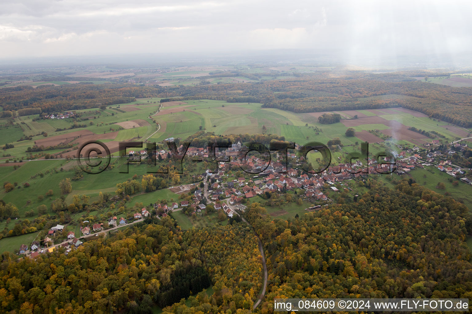 Vue aérienne de Frœschwiller dans le département Bas Rhin, France