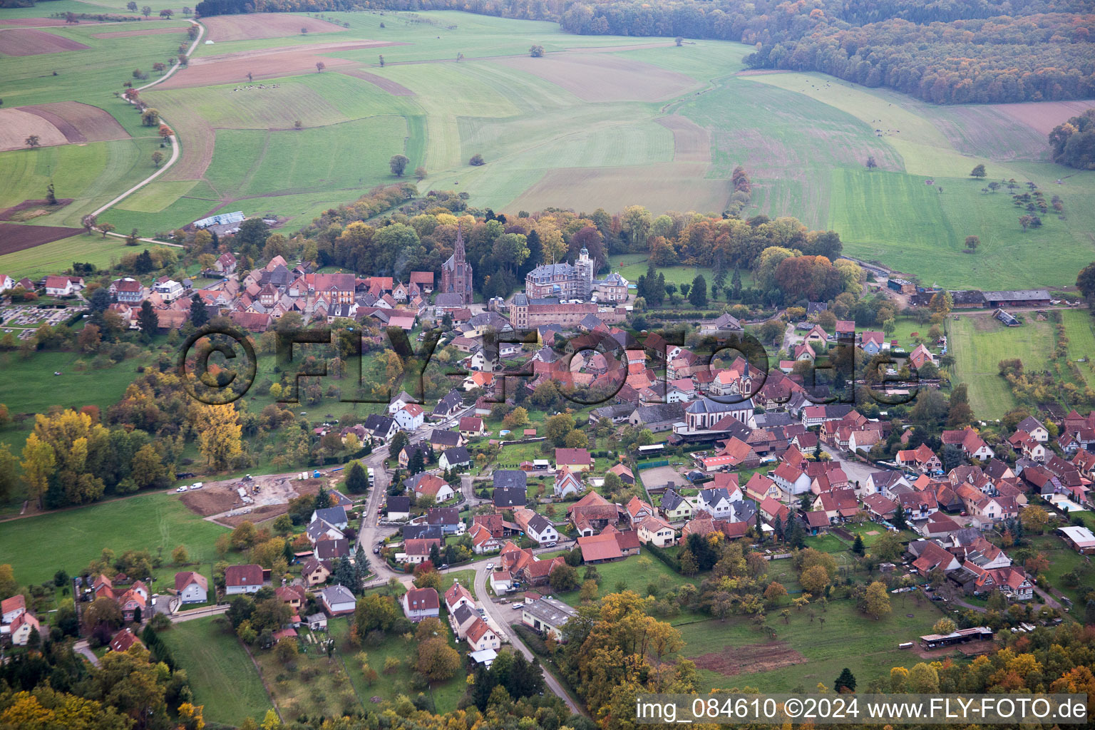 Vue aérienne de Frœschwiller dans le département Bas Rhin, France