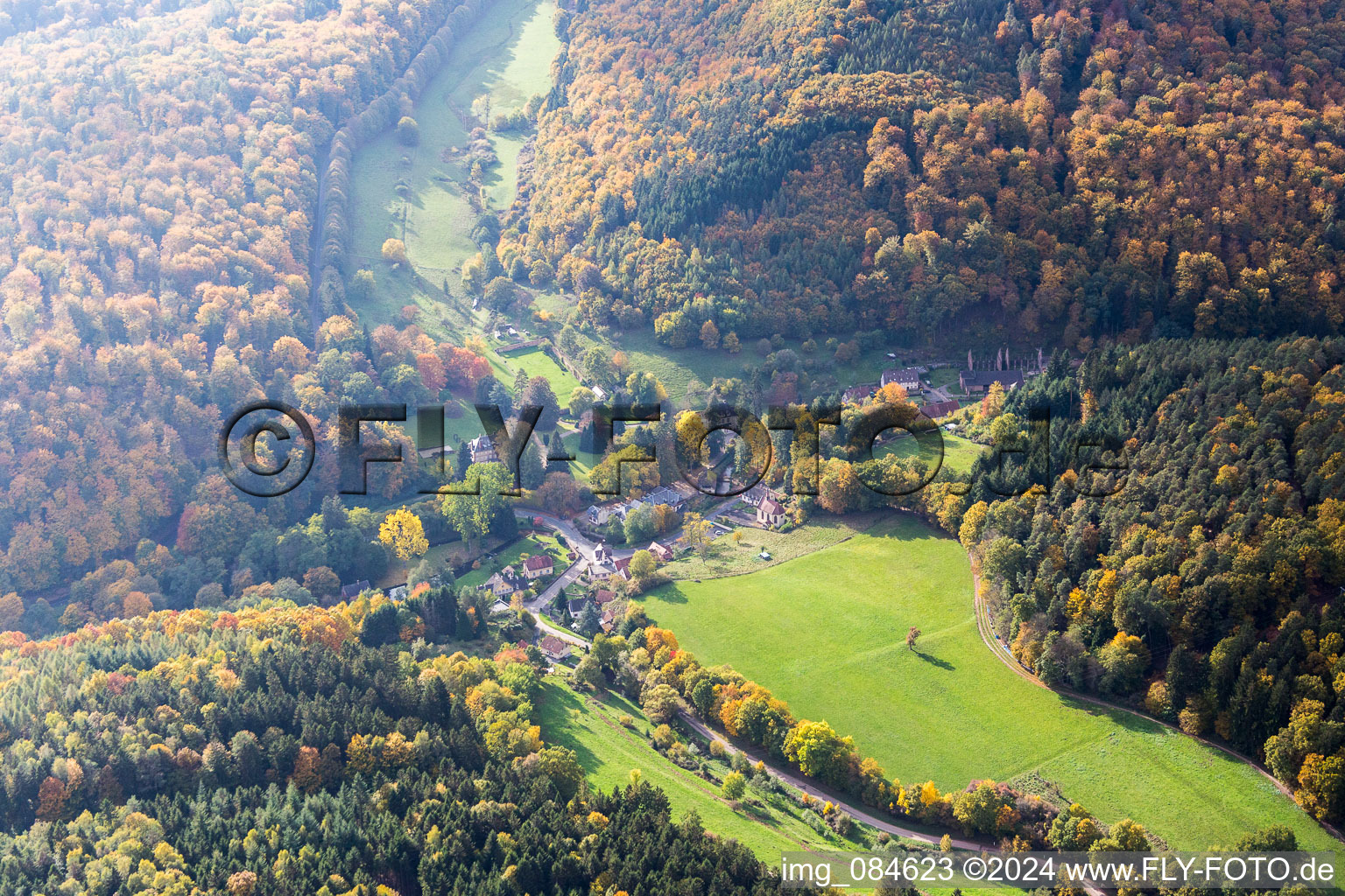 Vue aérienne de Complexe hôtelier Domaine Jaegerthal dans une vallée verdoyante du quartier de Jaegerthal à Windstein dans le département Bas Rhin, France