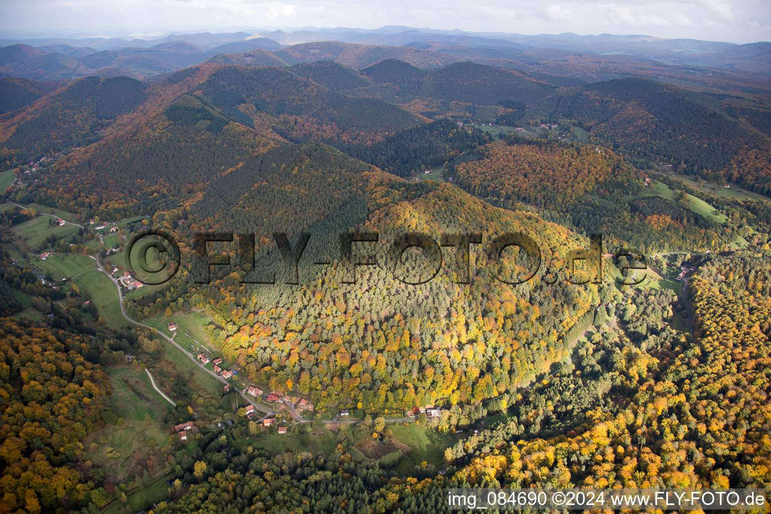 Vue aérienne de Forêt aux couleurs d'automne et paysage de montagne des Vosges du Nord à Windstein dans le département Bas Rhin, France