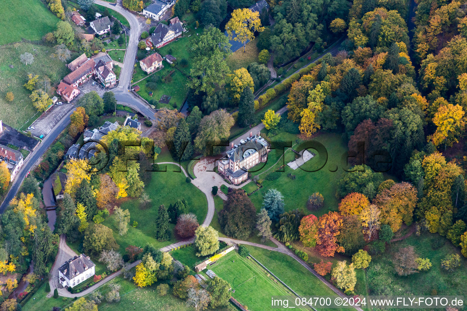 Vue aérienne de Complexe hôtelier Domaine Jaegerthal dans une vallée verdoyante du quartier de Jaegerthal à Windstein dans le département Bas Rhin, France