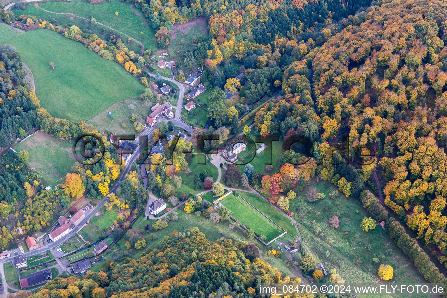 Photographie aérienne de Complexe hôtelier Domaine Jaegerthal dans une vallée verdoyante du quartier de Jaegerthal à Windstein dans le département Bas Rhin, France