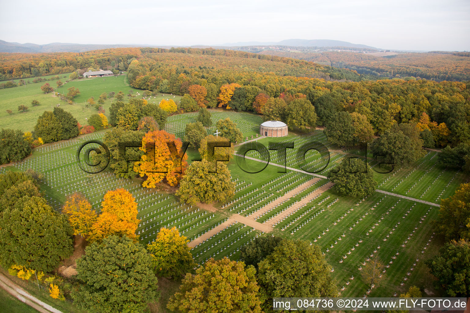 Vue aérienne de Cimetière de guerre Centre de Rencontre Albert Schweitzer à Niederbronn-les-Bains dans le département Bas Rhin, France