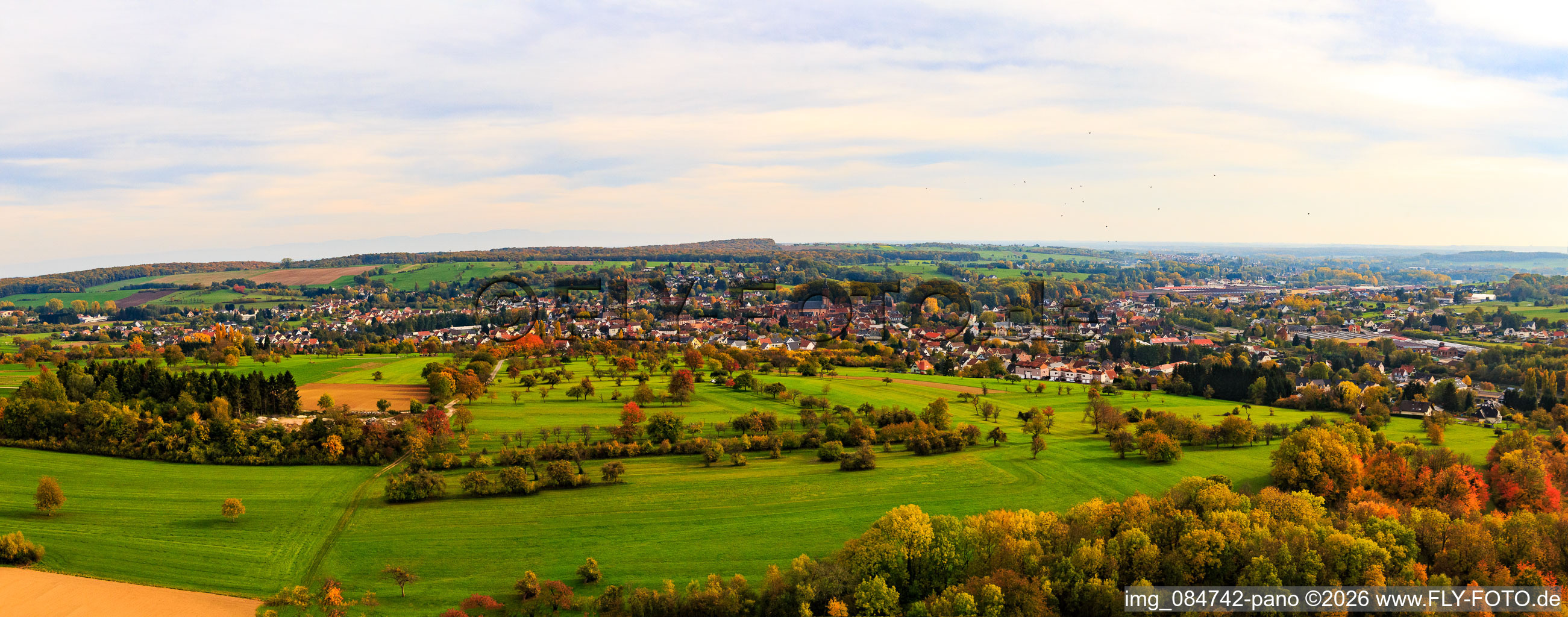 Panoramas derrière les vergers depuis l'ouest à Niederbronn-les-Bains dans le département Bas Rhin, France
