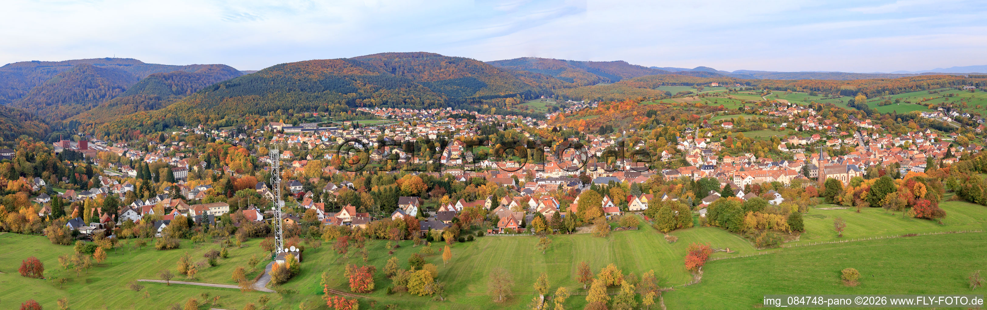 Panorama de la ville depuis le sud-ouest à Niederbronn-les-Bains dans le département Bas Rhin, France