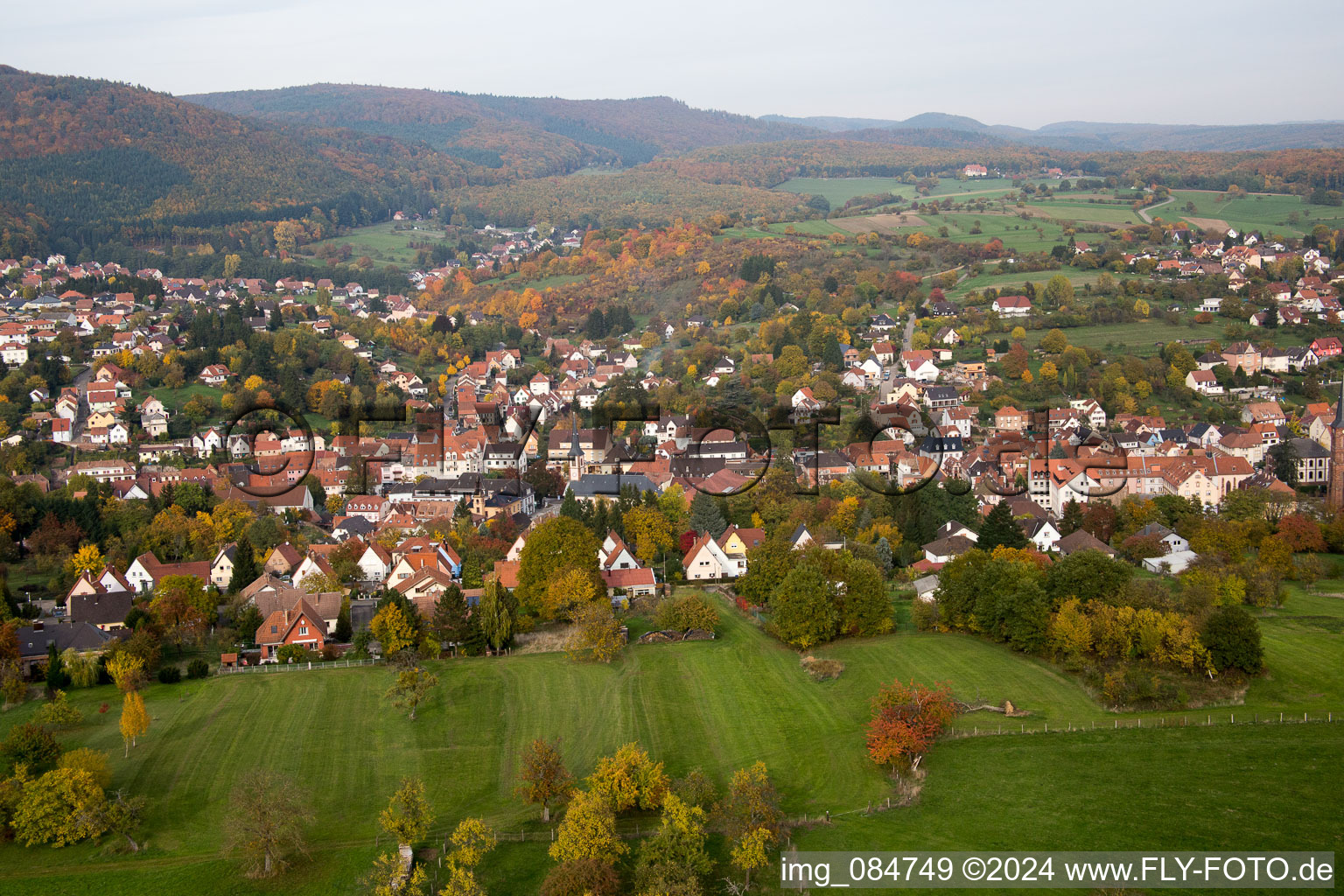 Vue d'oiseau de Niederbronn-les-Bains dans le département Bas Rhin, France