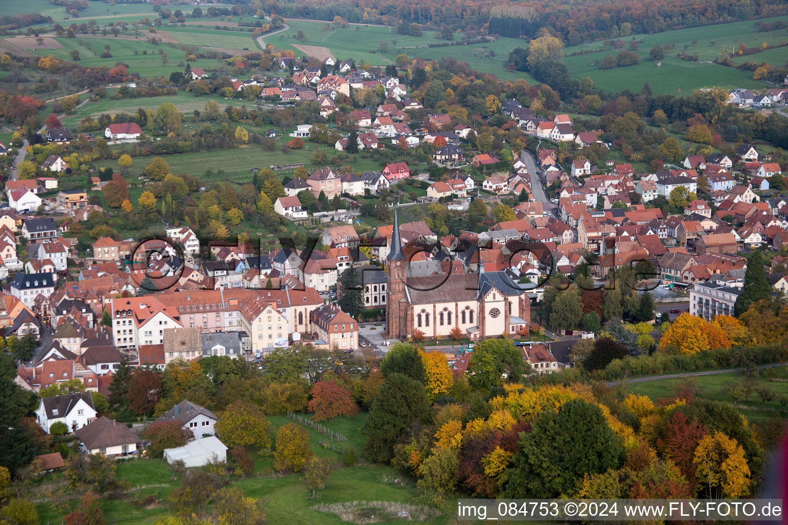 Niederbronn-les-Bains dans le département Bas Rhin, France du point de vue du drone