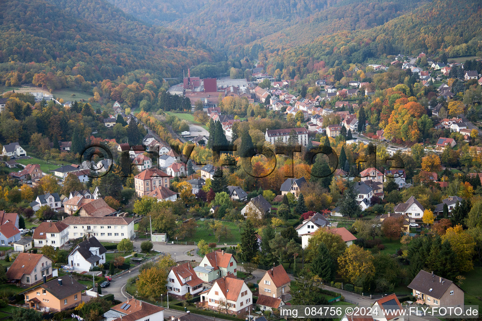 Vue aérienne de Niederbronn-les-Bains dans le département Bas Rhin, France