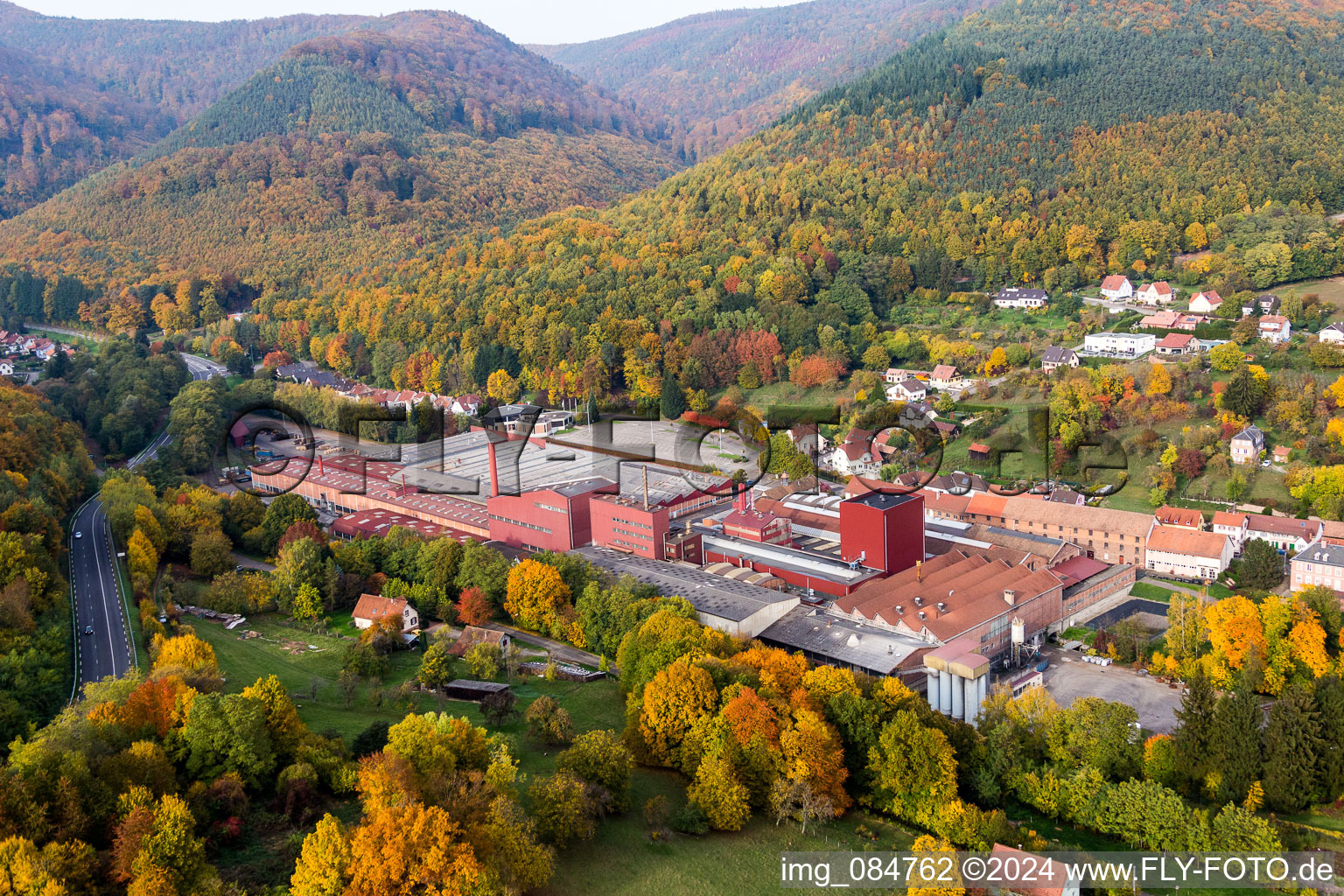 Vue aérienne de Locaux d'usine de la Fonderie NIEDERBRONN à Niederbronn-les-Bains dans le département Bas Rhin, France