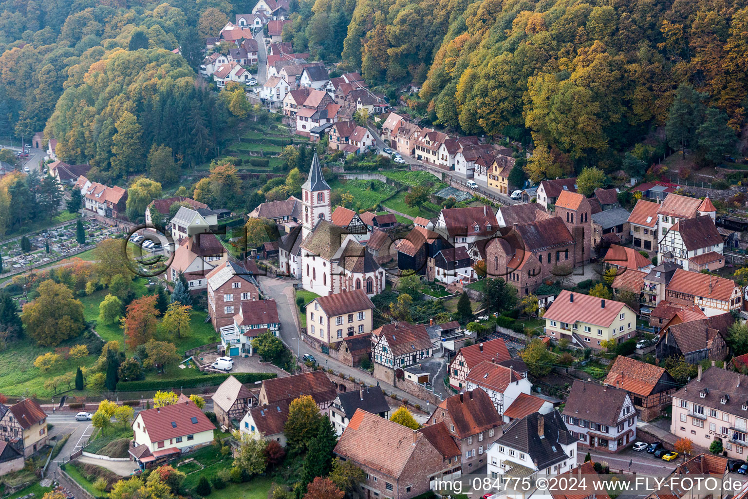 Vue aérienne de Bâtiment d'église au centre du village à Oberbronn dans le département Bas Rhin, France