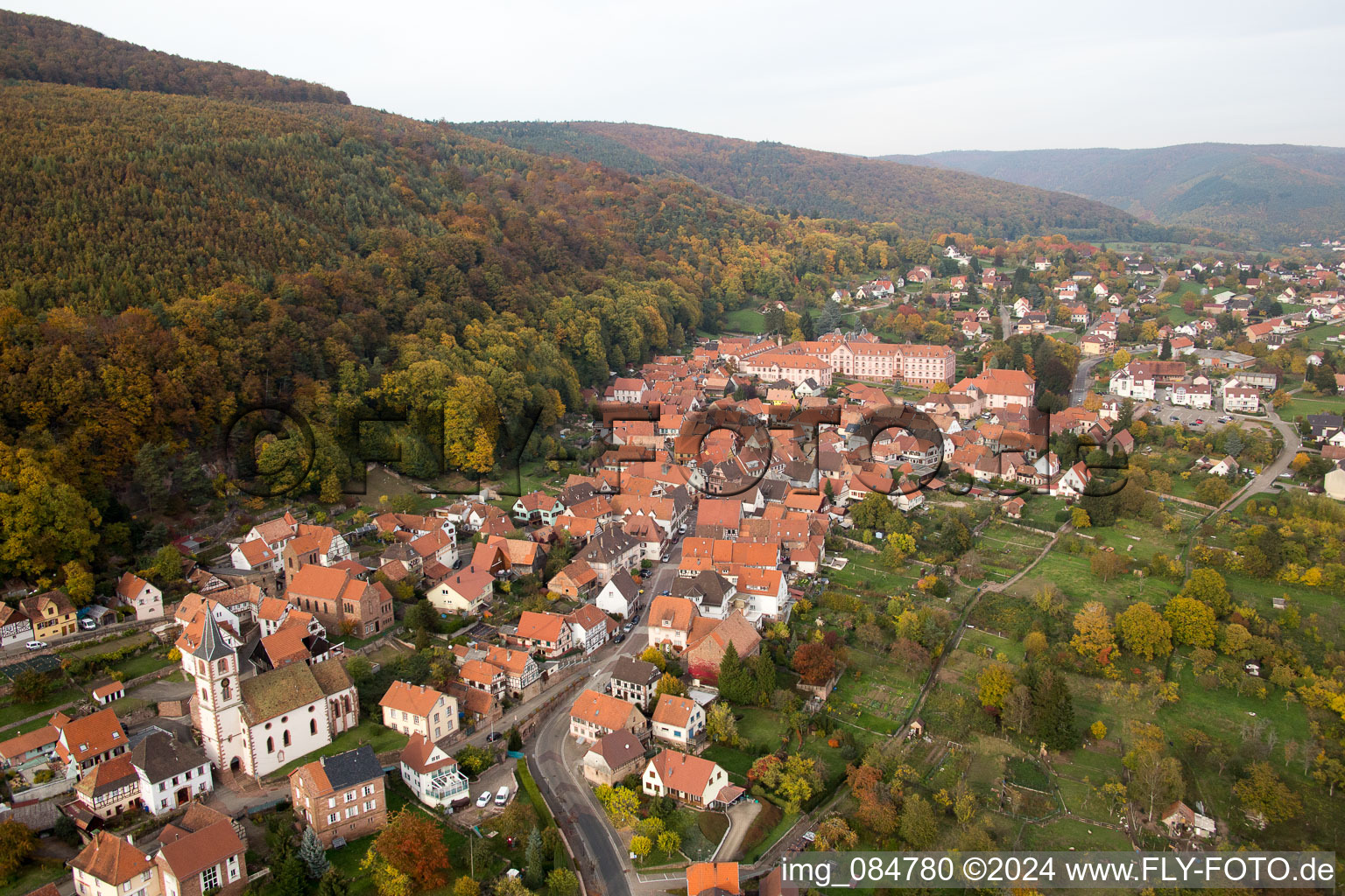 Vue aérienne de Bâtiment d'église au centre du village à Oberbronn dans le département Bas Rhin, France