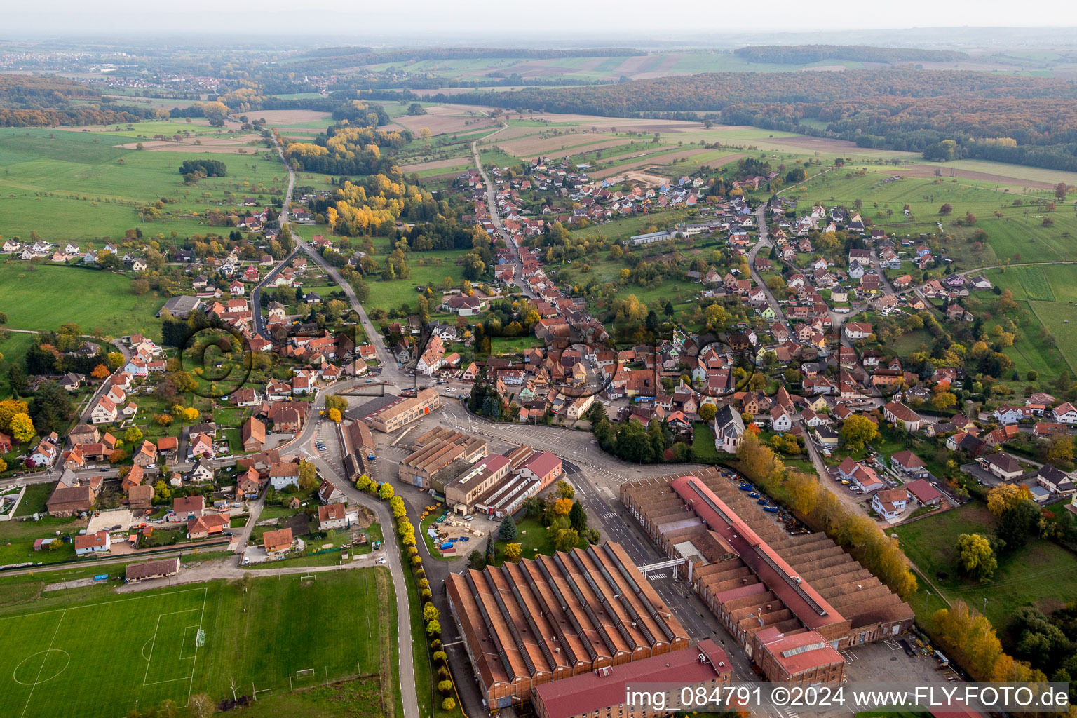 Vue aérienne de Champs agricoles et surfaces utilisables à Zinswiller dans le département Bas Rhin, France